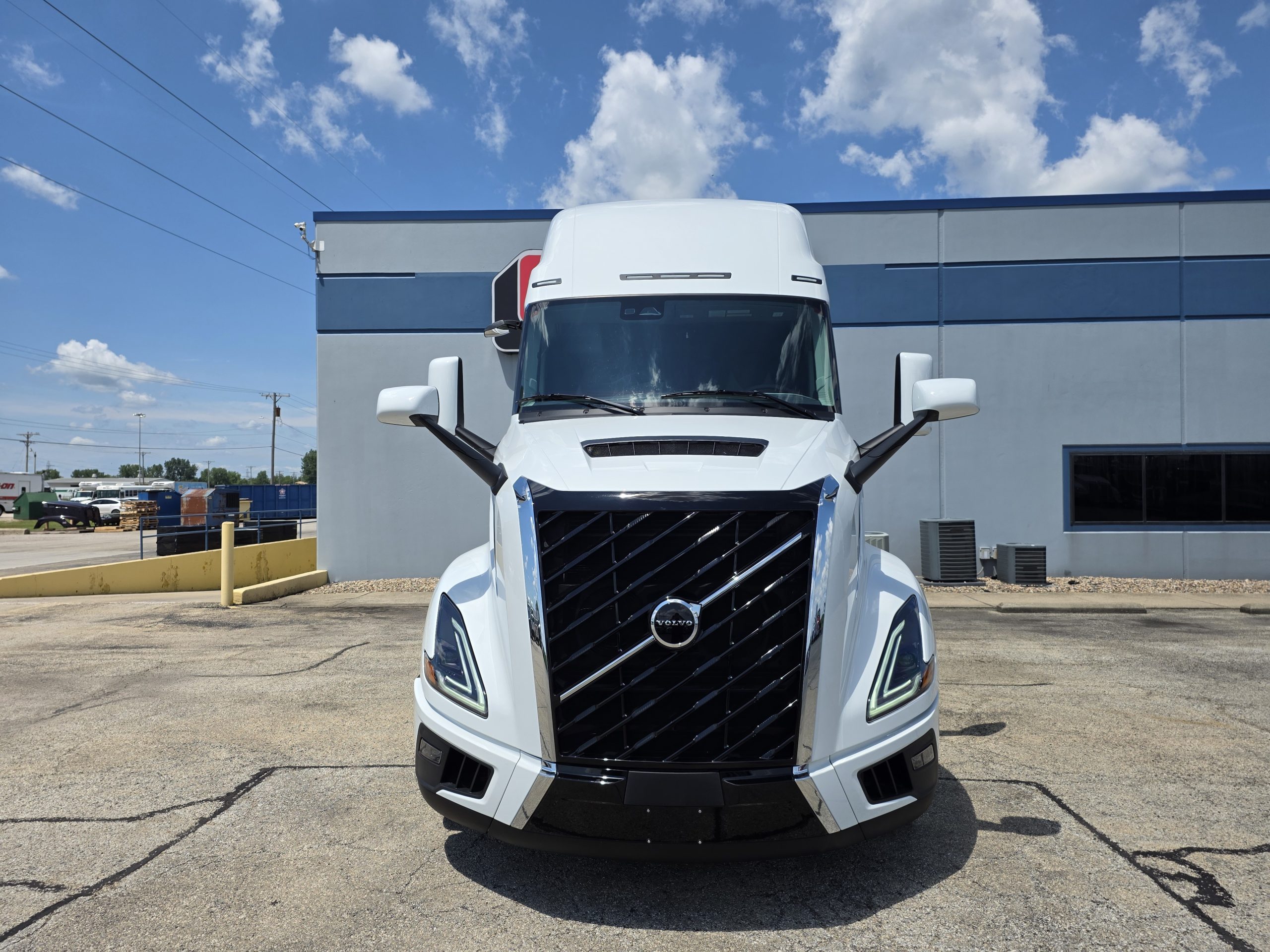 2026 VOLVO VNL860 - image 2 of 6