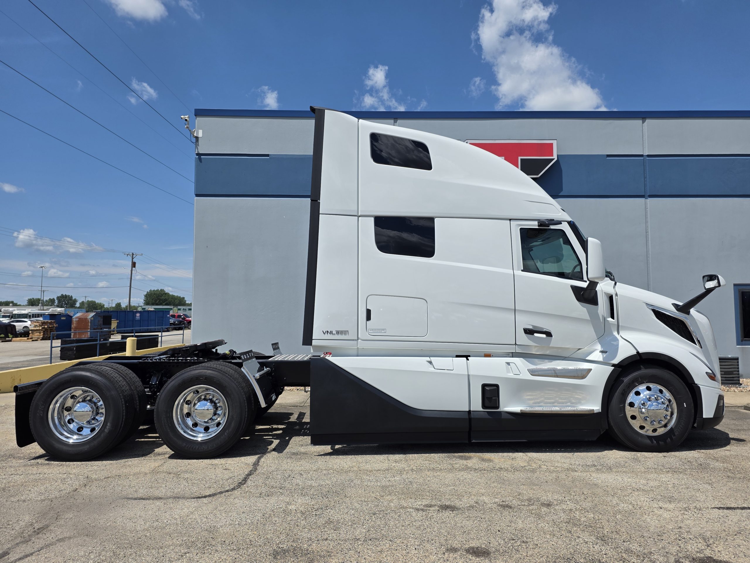 2026 VOLVO VNL860 - image 4 of 6