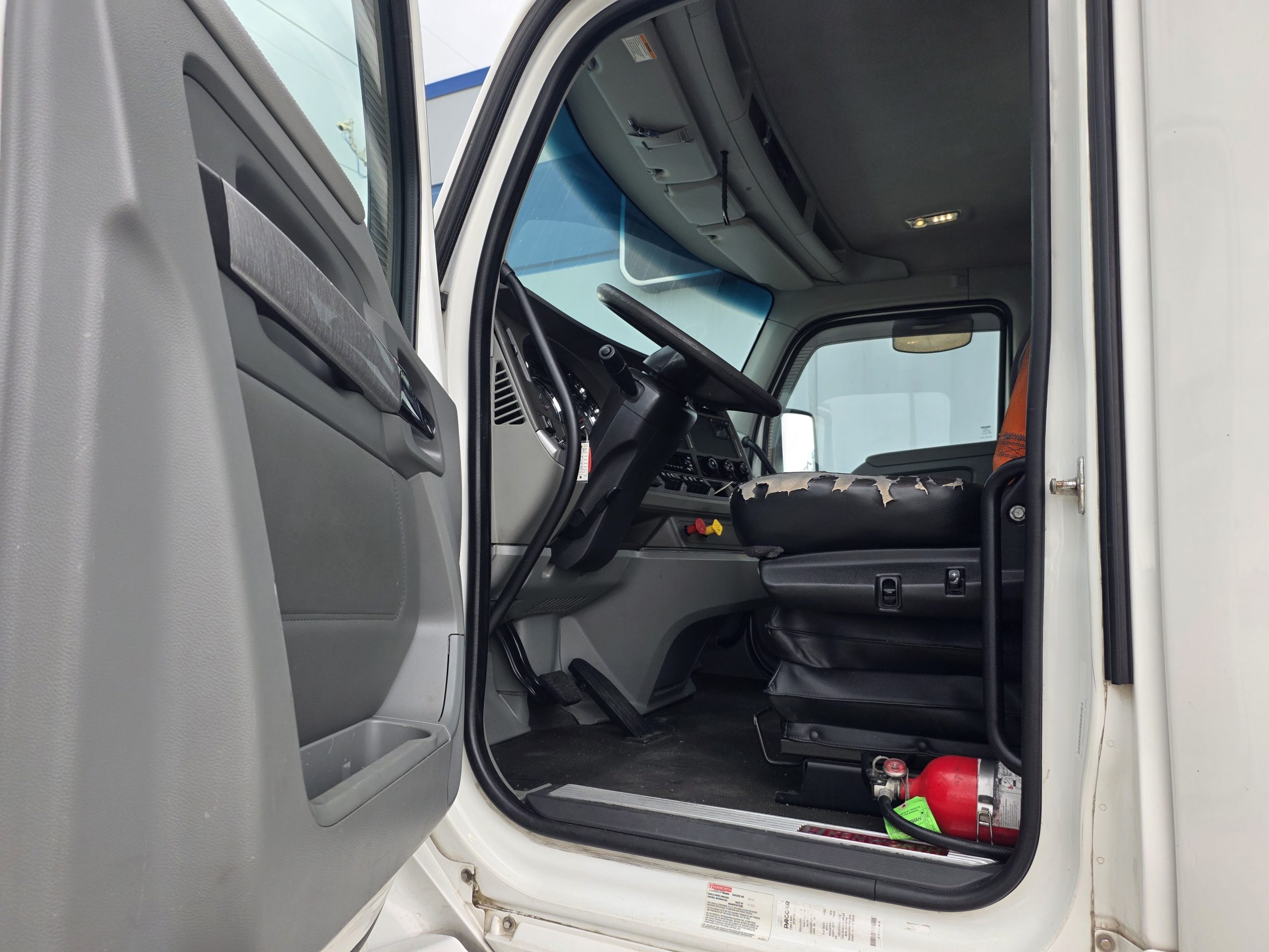 2019 KENWORTH T680 - image 5 of 6