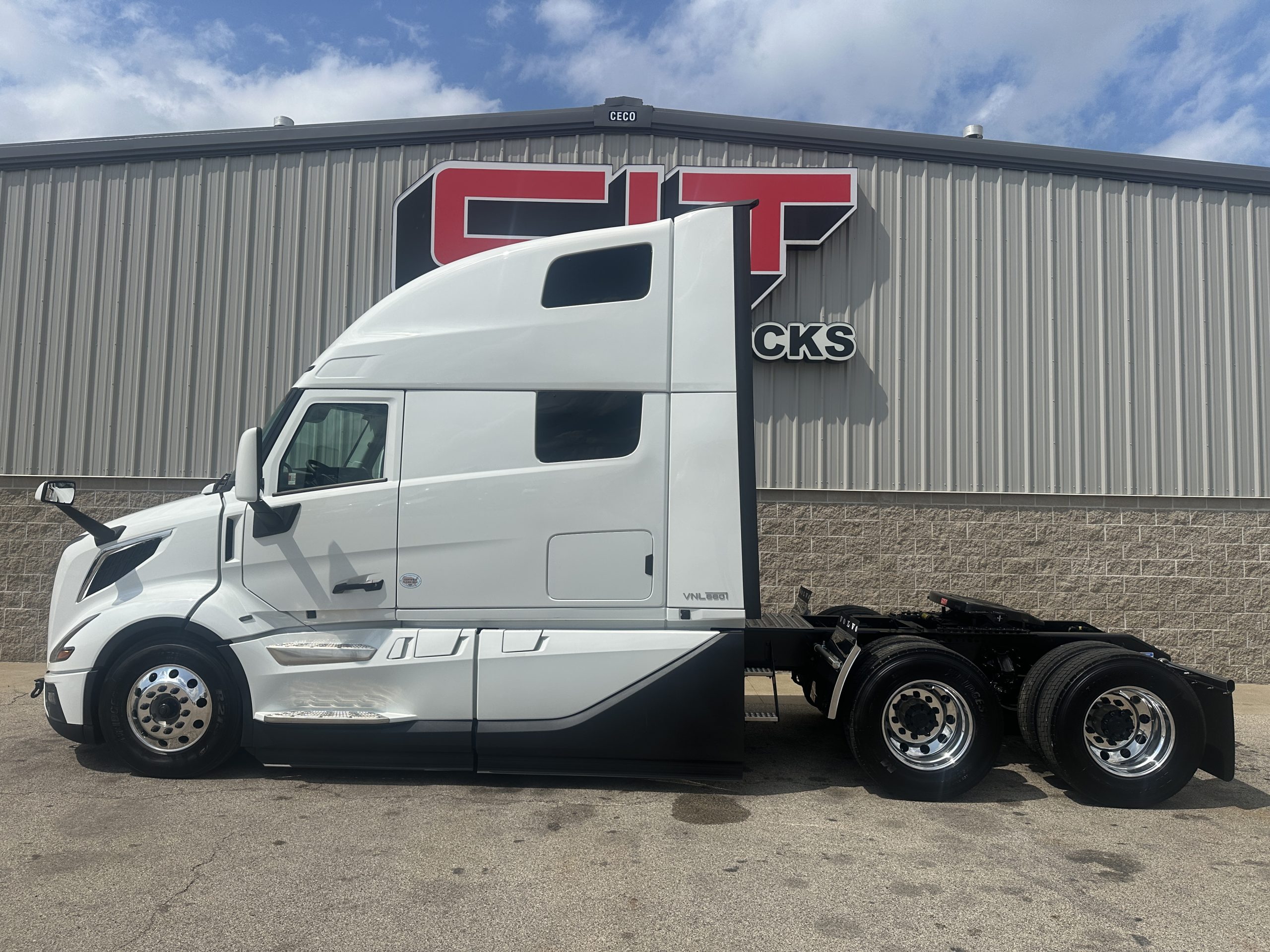 2026 VOLVO VNL860 - image 3 of 6