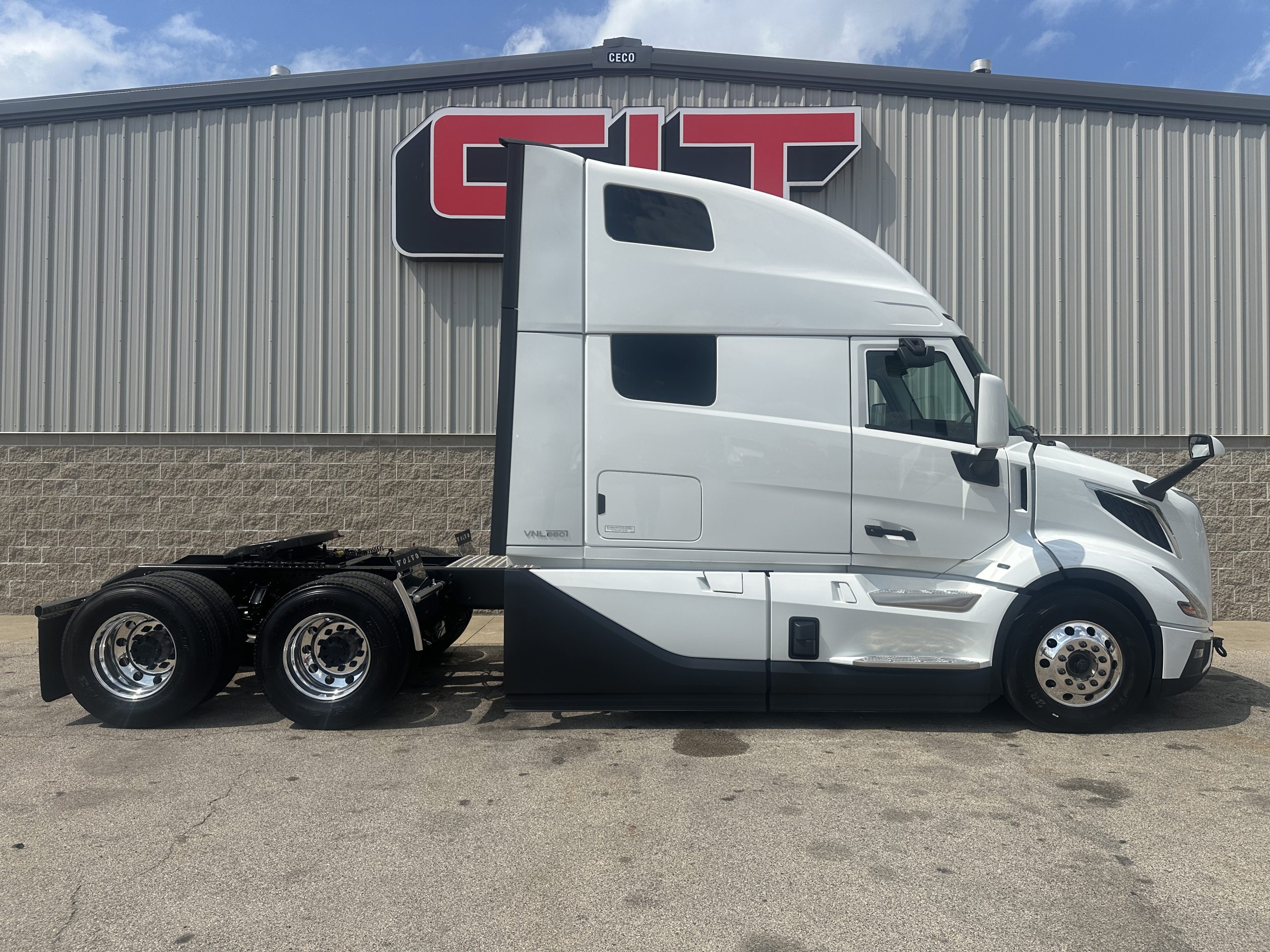 2026 VOLVO VNL860 - image 4 of 6