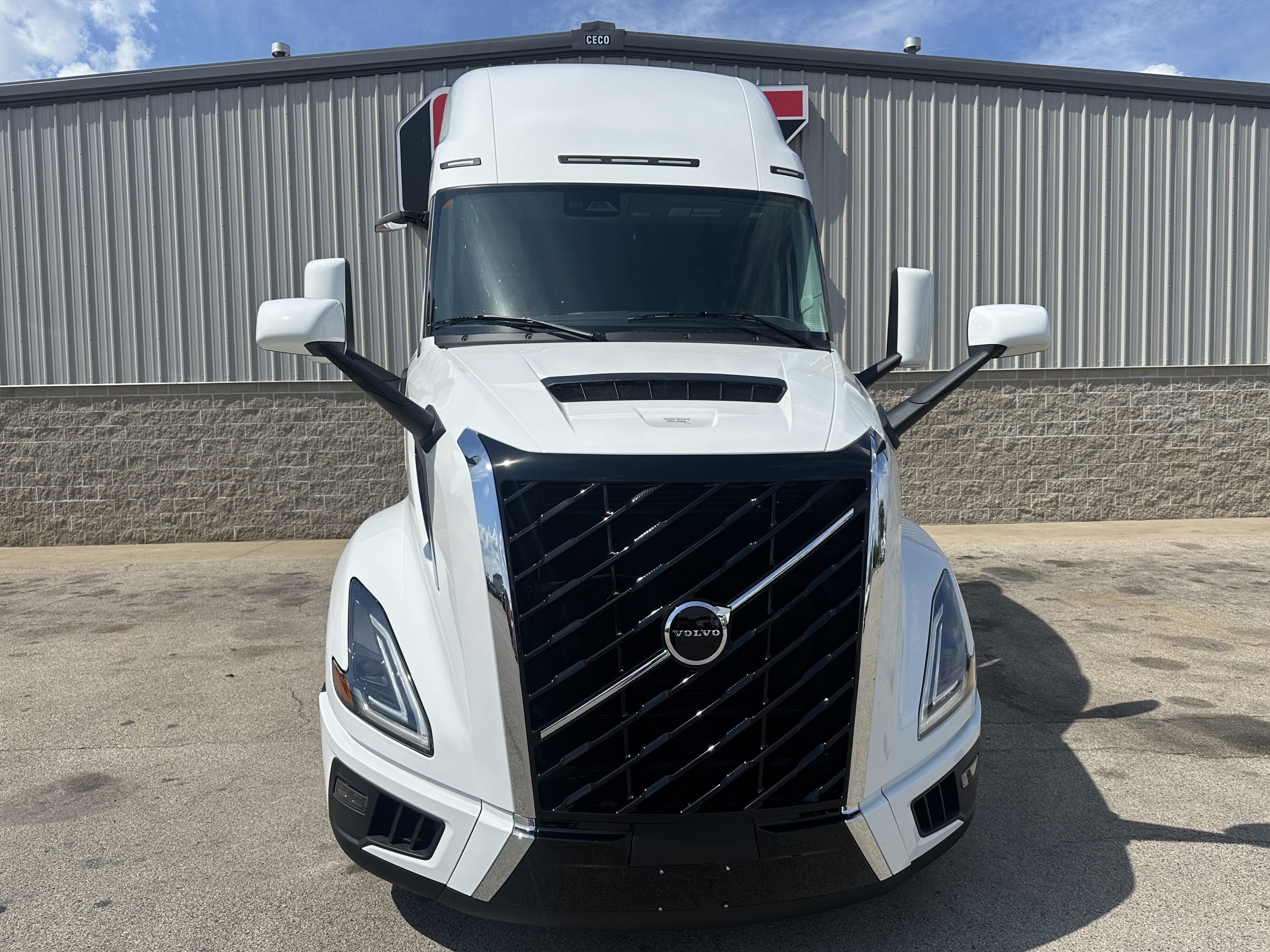 2026 VOLVO VNL860 - image 2 of 6