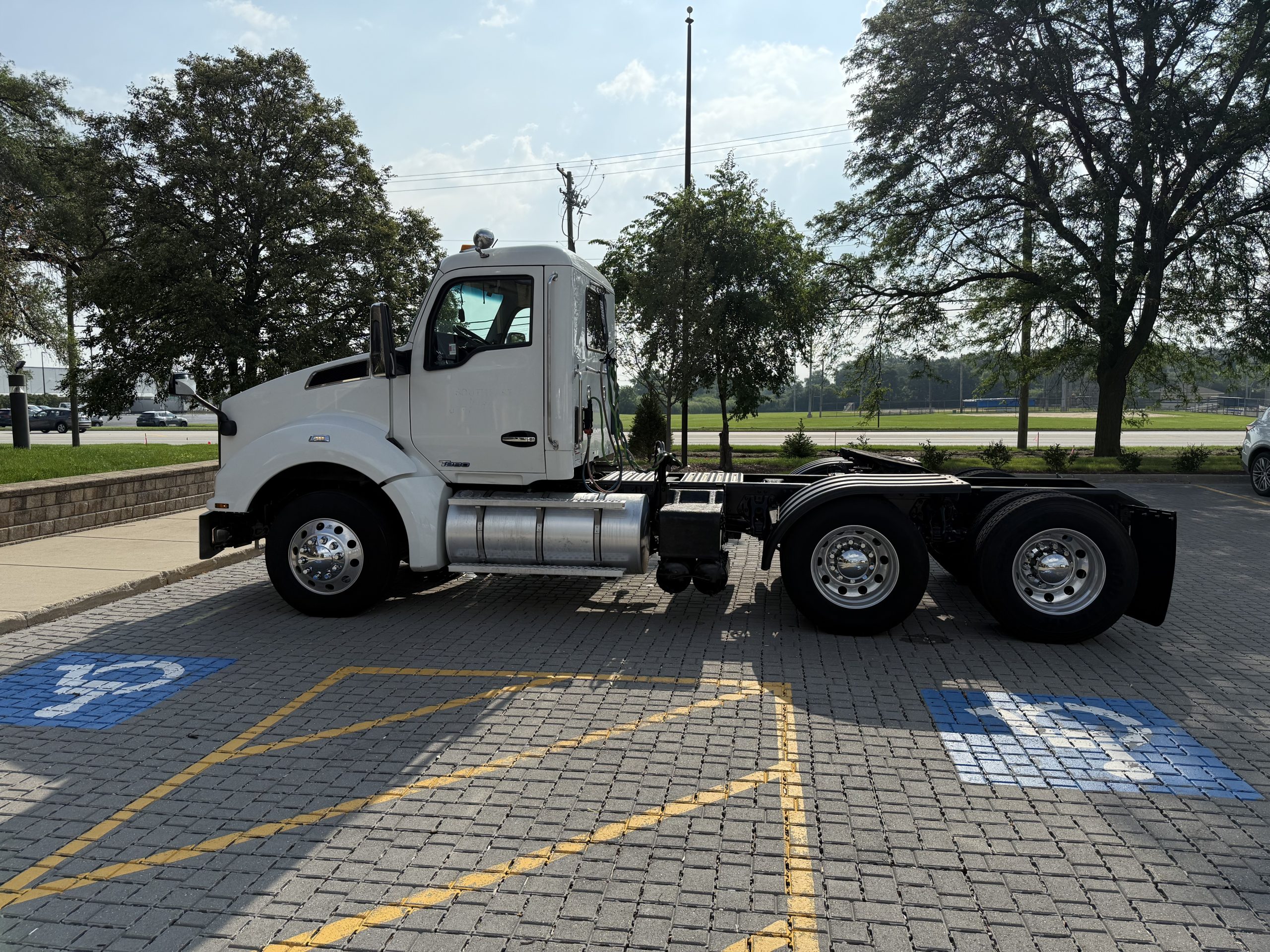 2022 KENWORTH T880 - image 2 of 6