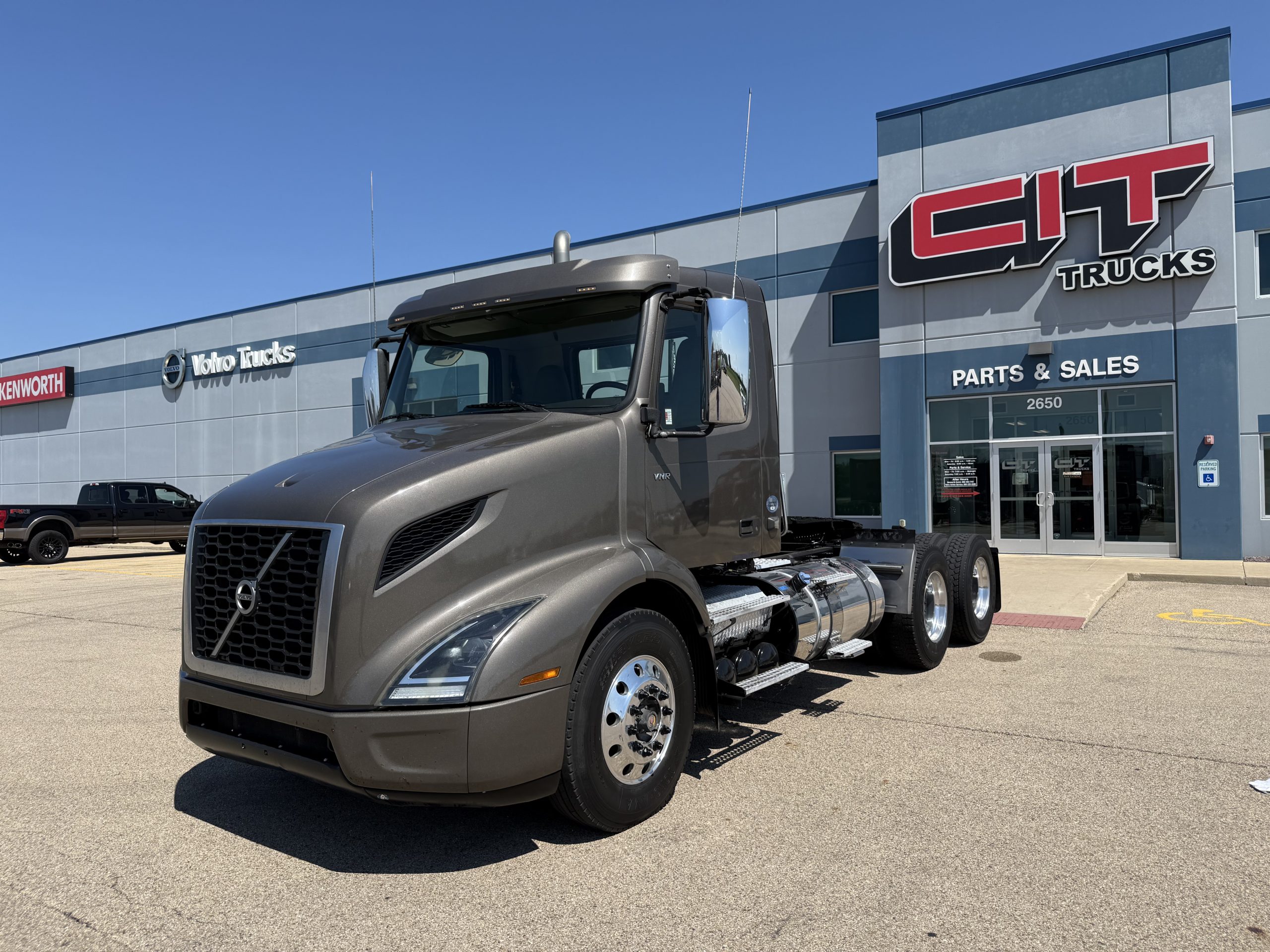 2019 VOLVO VNR300 - image 1 of 6