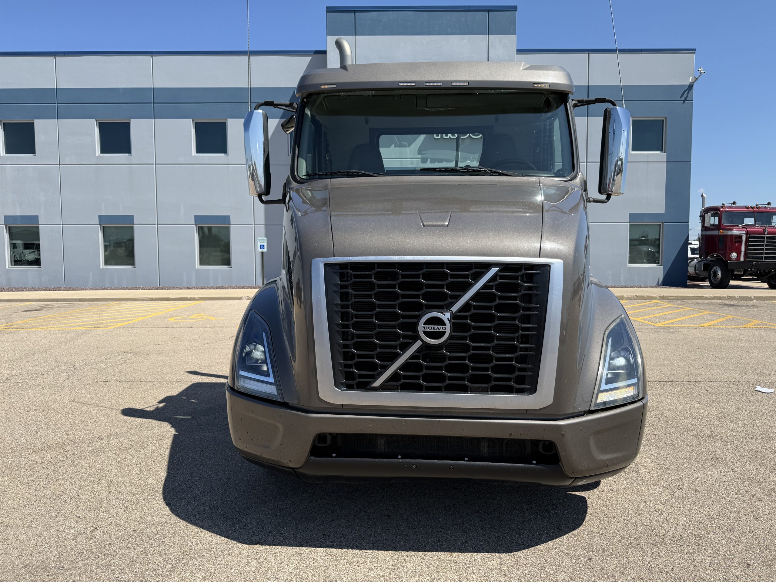 2019 VOLVO VNR300 - image 2 of 6