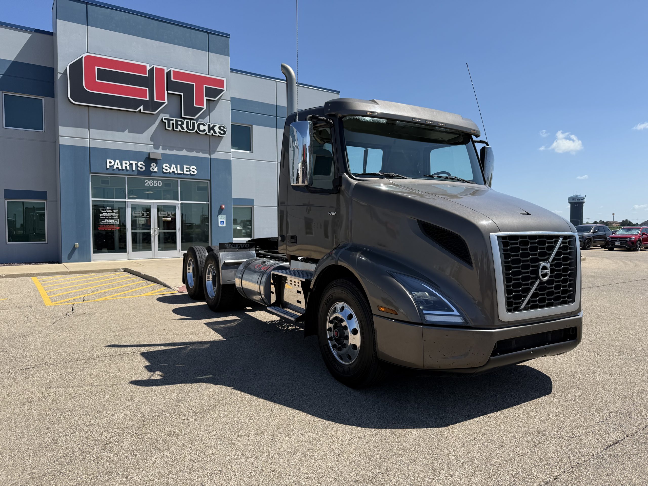 2019 VOLVO VNR300 - image 3 of 6