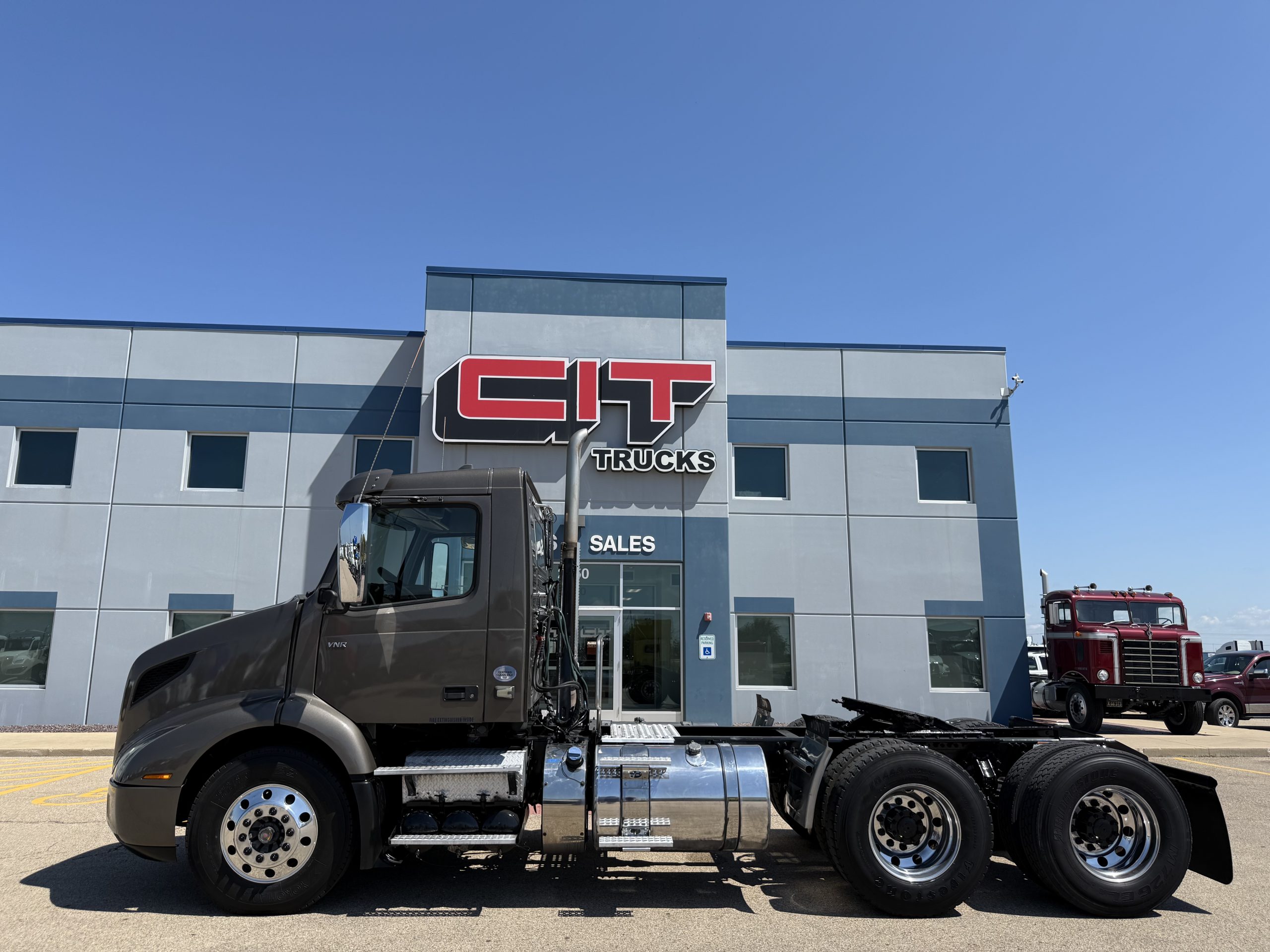 2019 VOLVO VNR300 - image 4 of 6