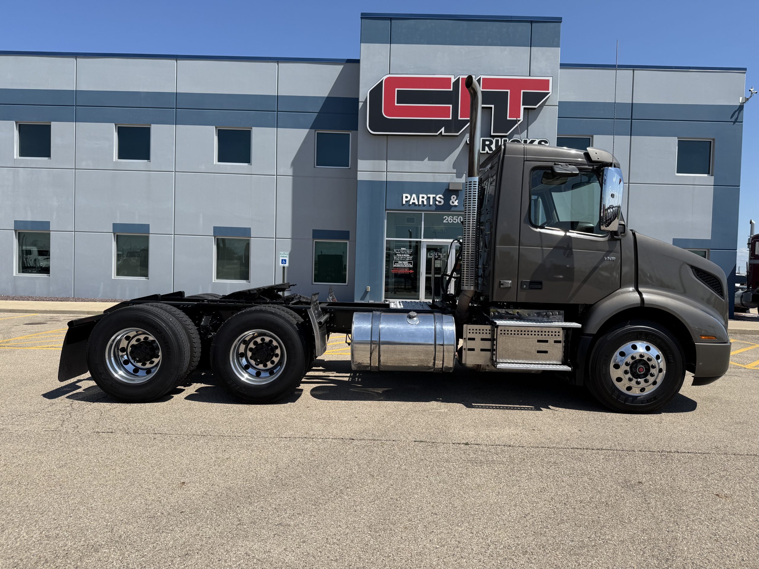 2019 VOLVO VNR300 - image 5 of 6