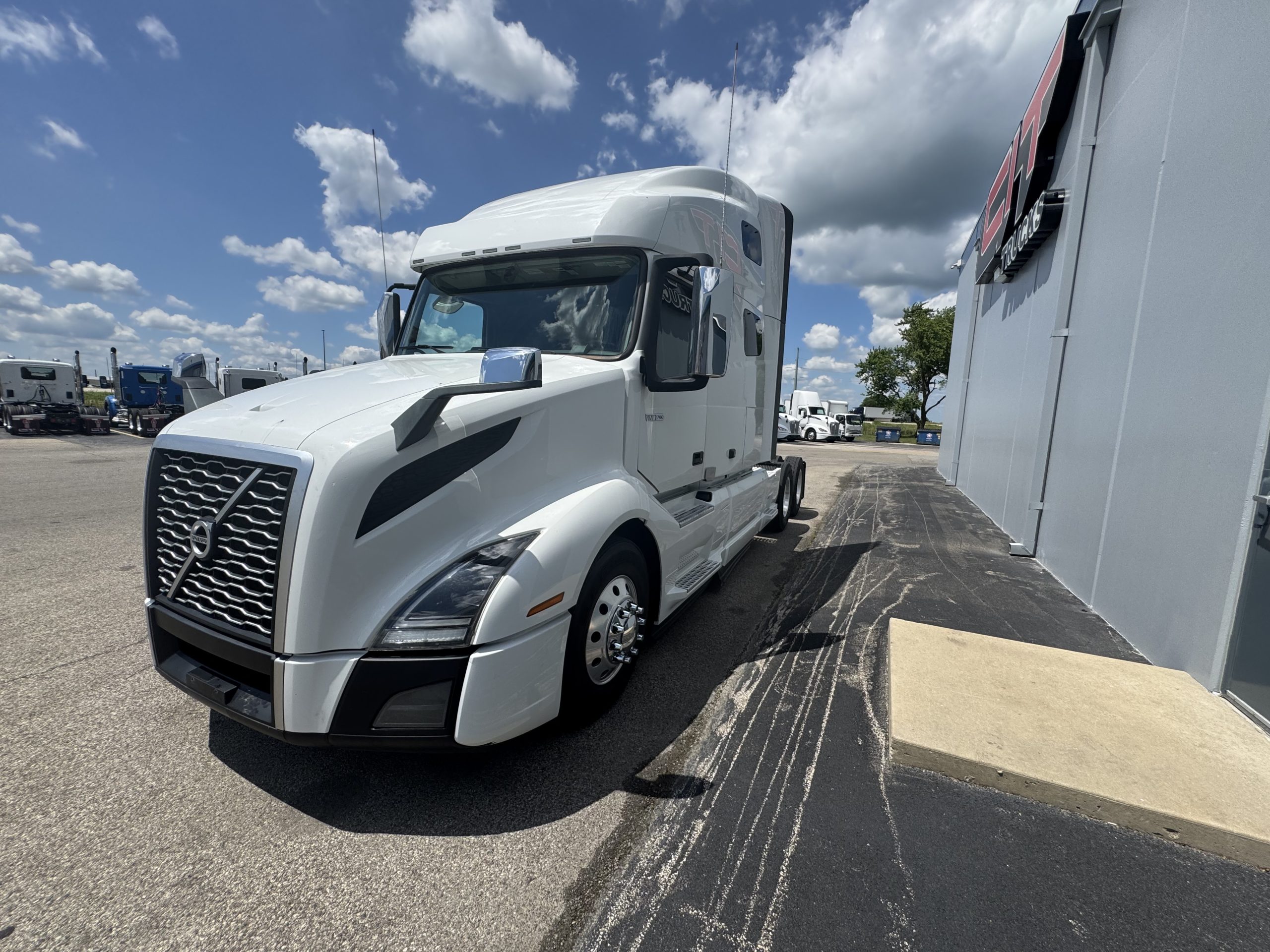 2020 VOLVO VNL760 - image 2 of 6