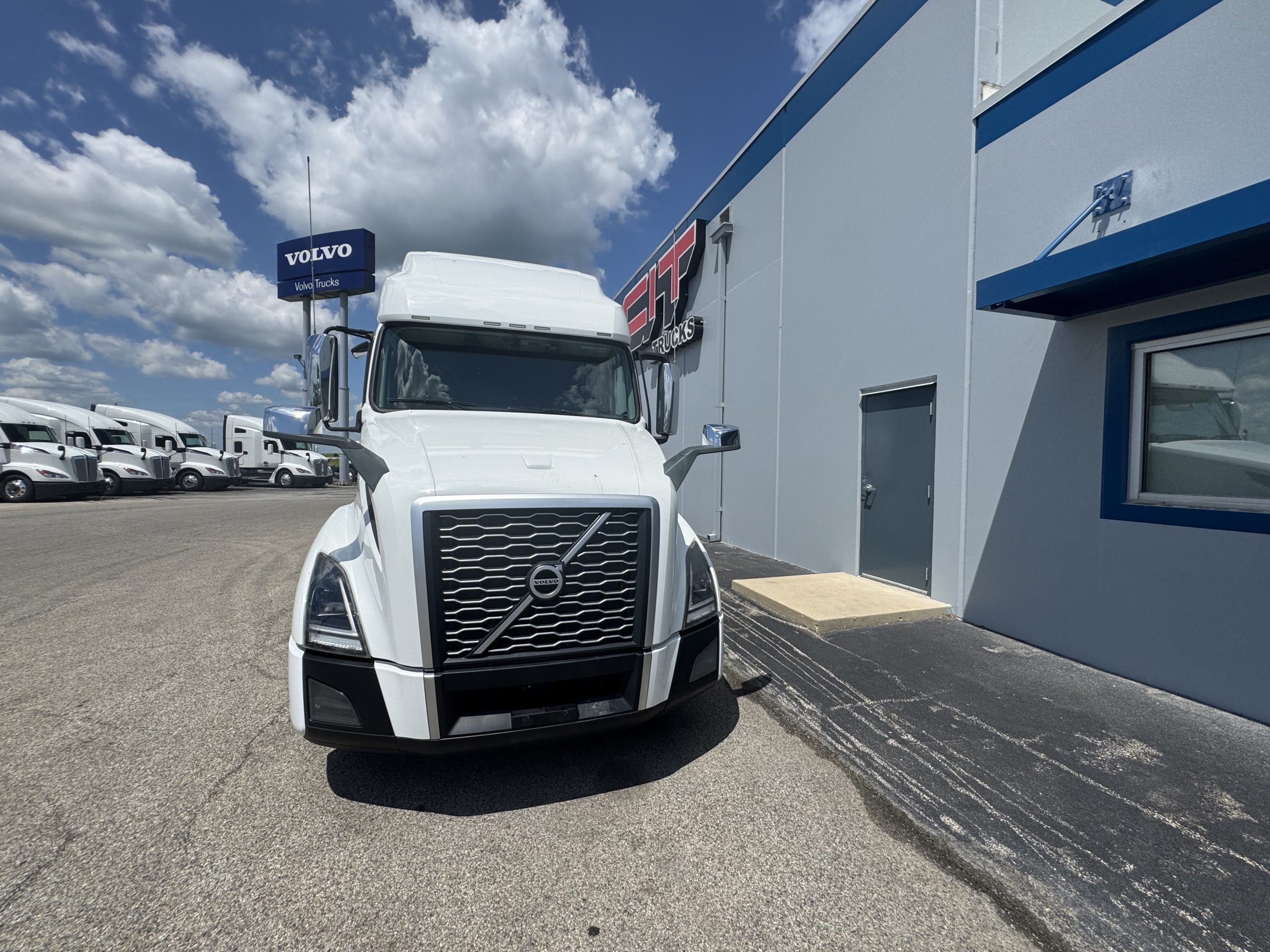 2020 VOLVO VNL760 - image 3 of 6