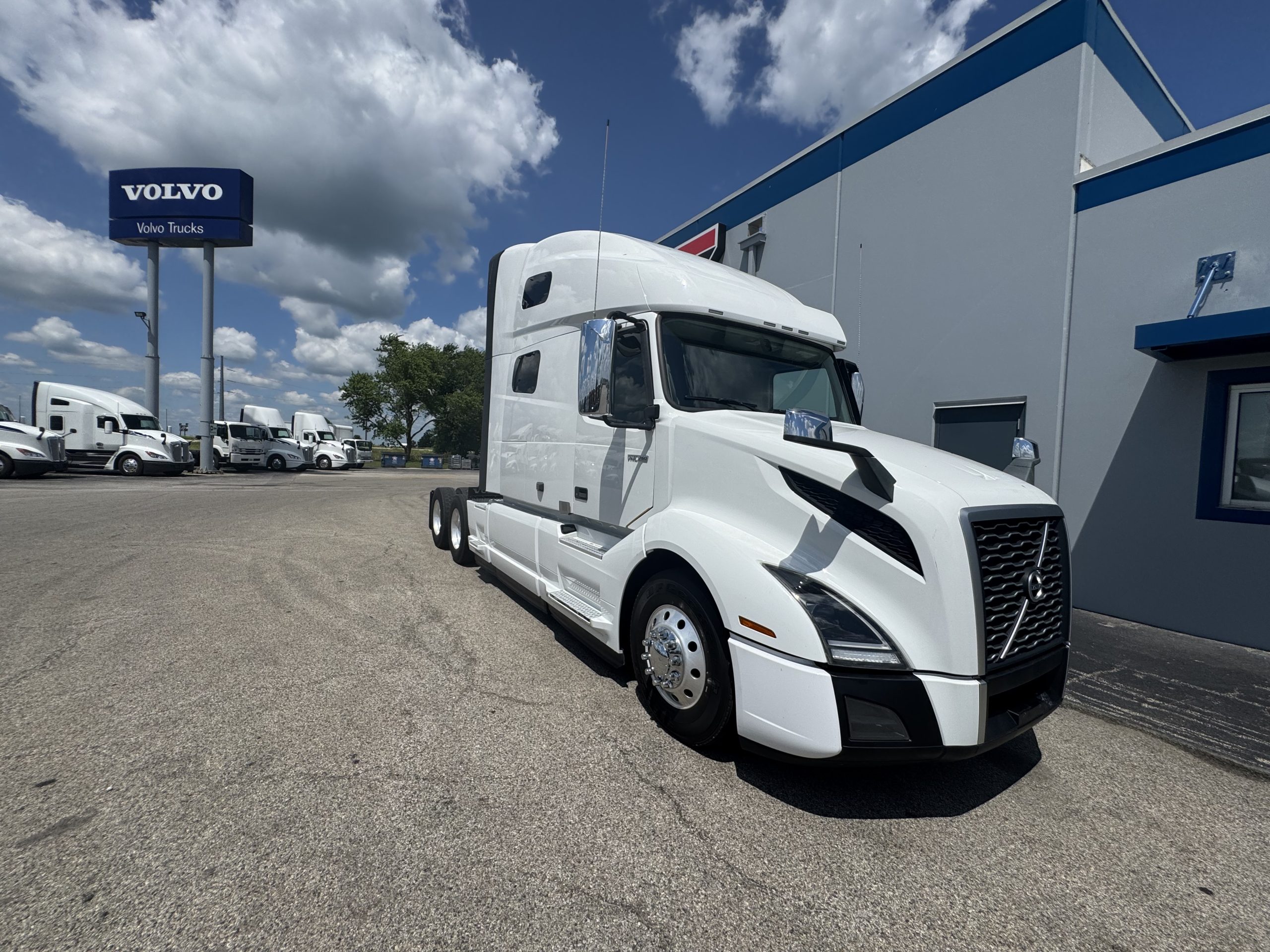2020 VOLVO VNL760 - image 4 of 6