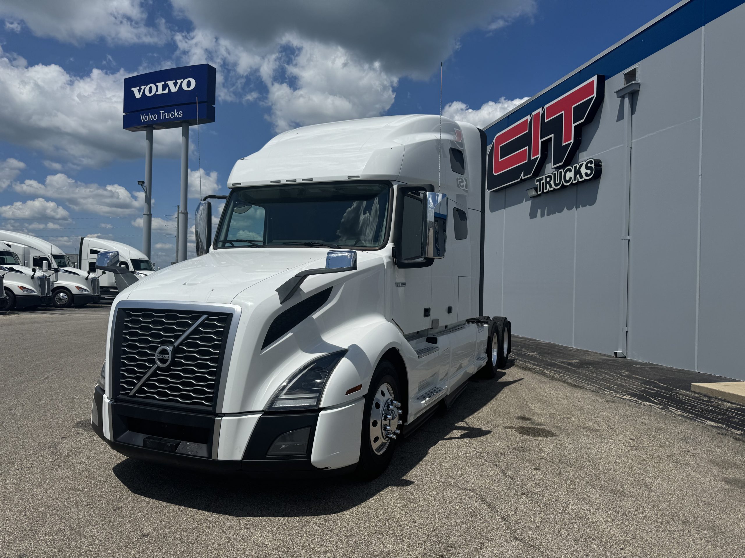 2020 VOLVO VNL760 - image 1 of 6