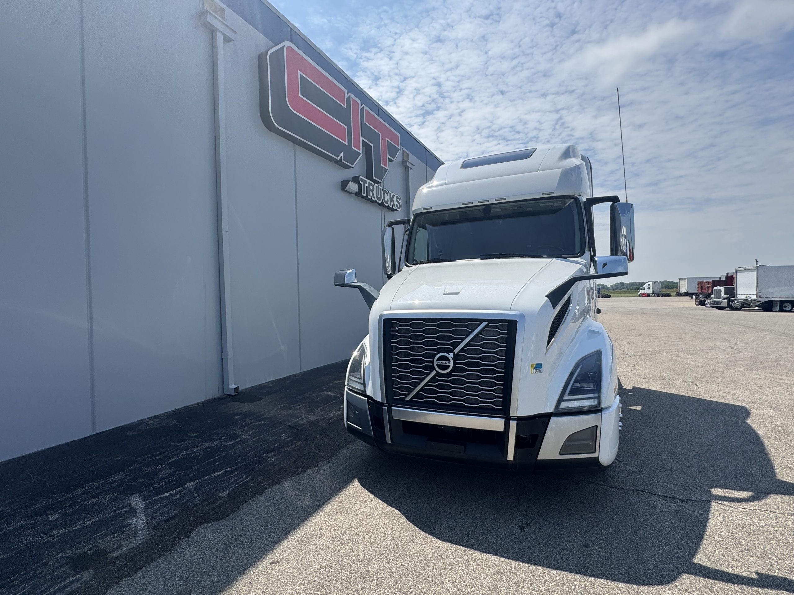 2020 VOLVO VNL760 - image 2 of 6