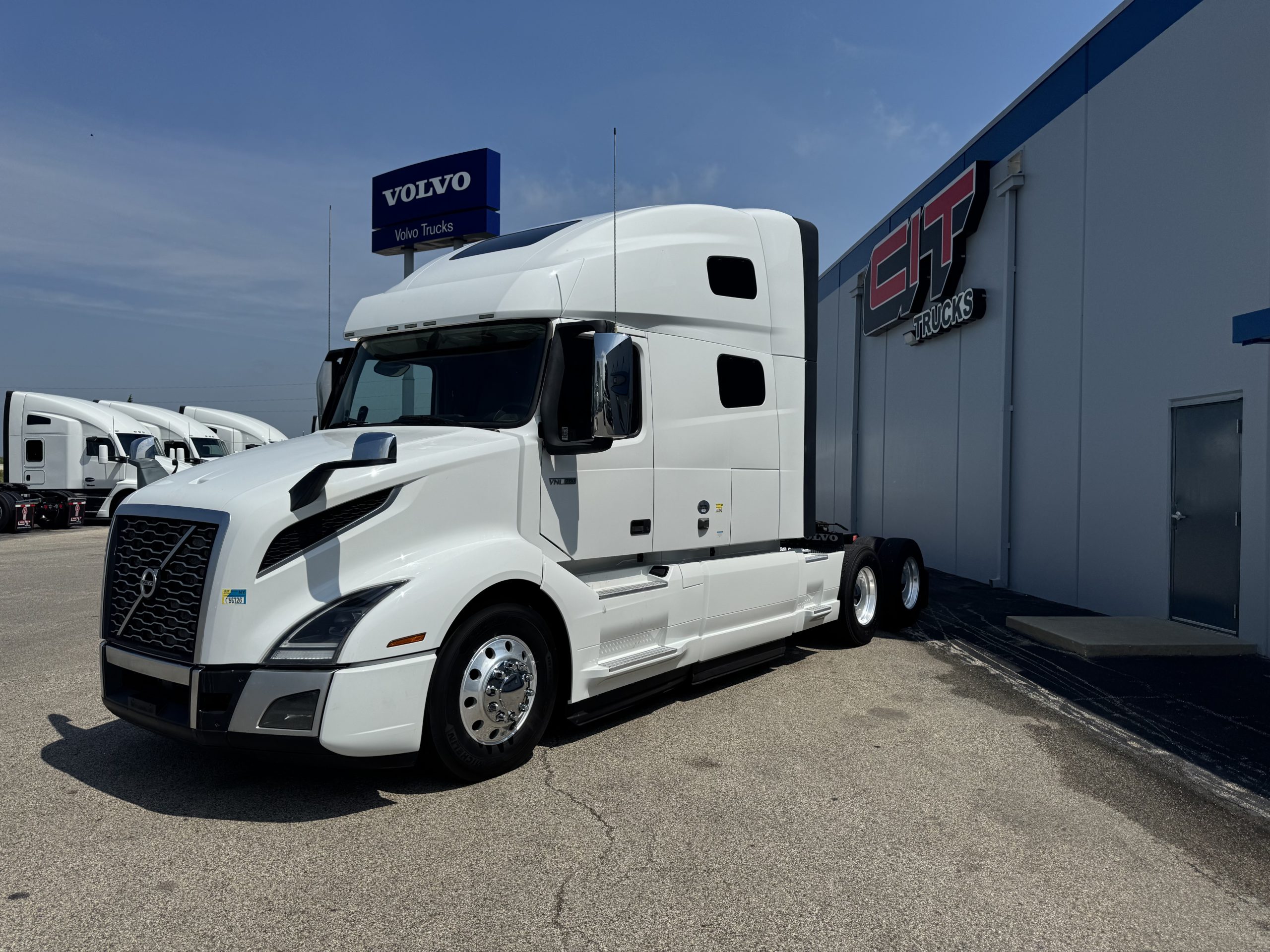2020 VOLVO VNL760 - image 1 of 6