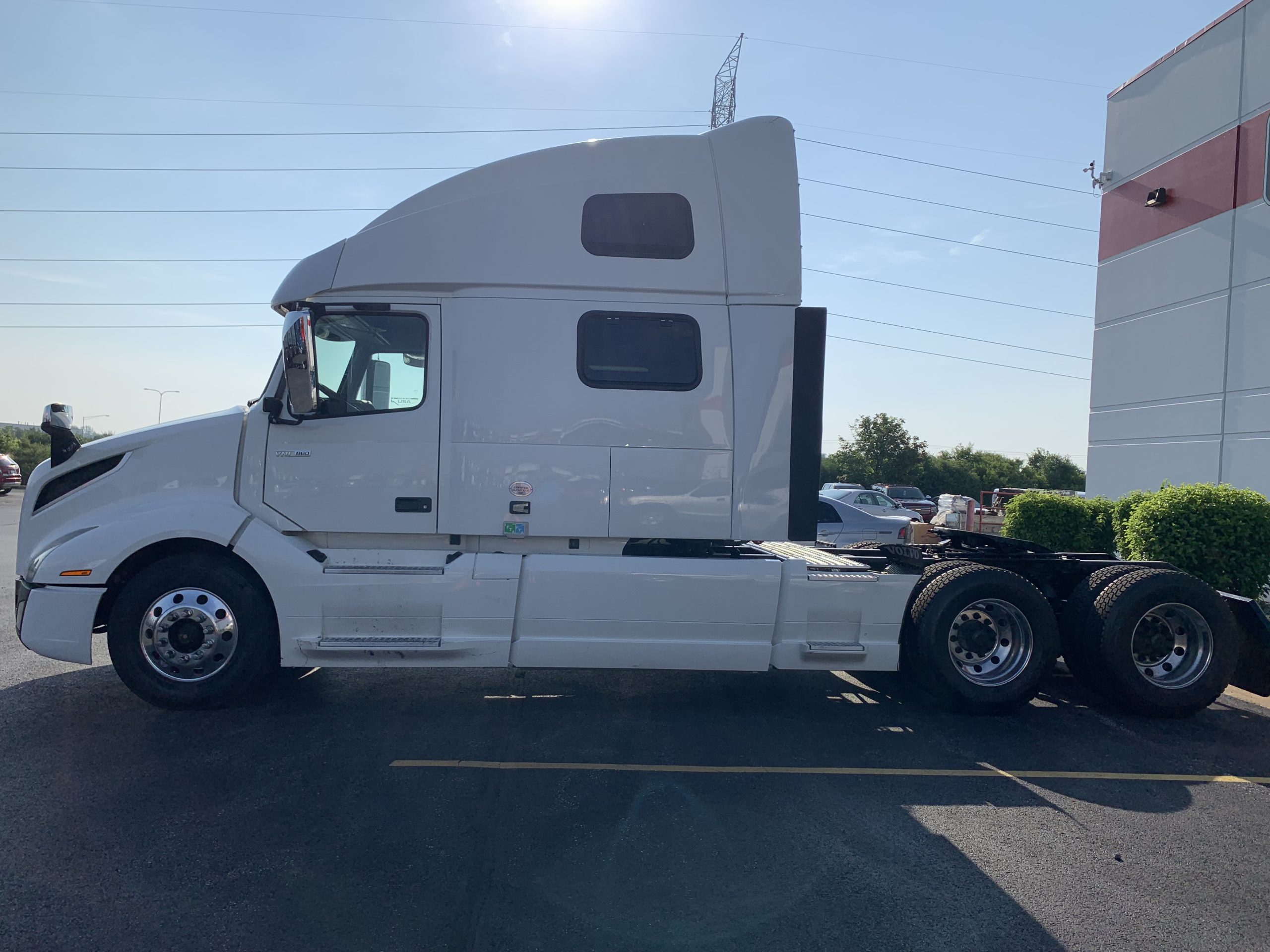 2019 VOLVO VNL860 - image 2 of 6