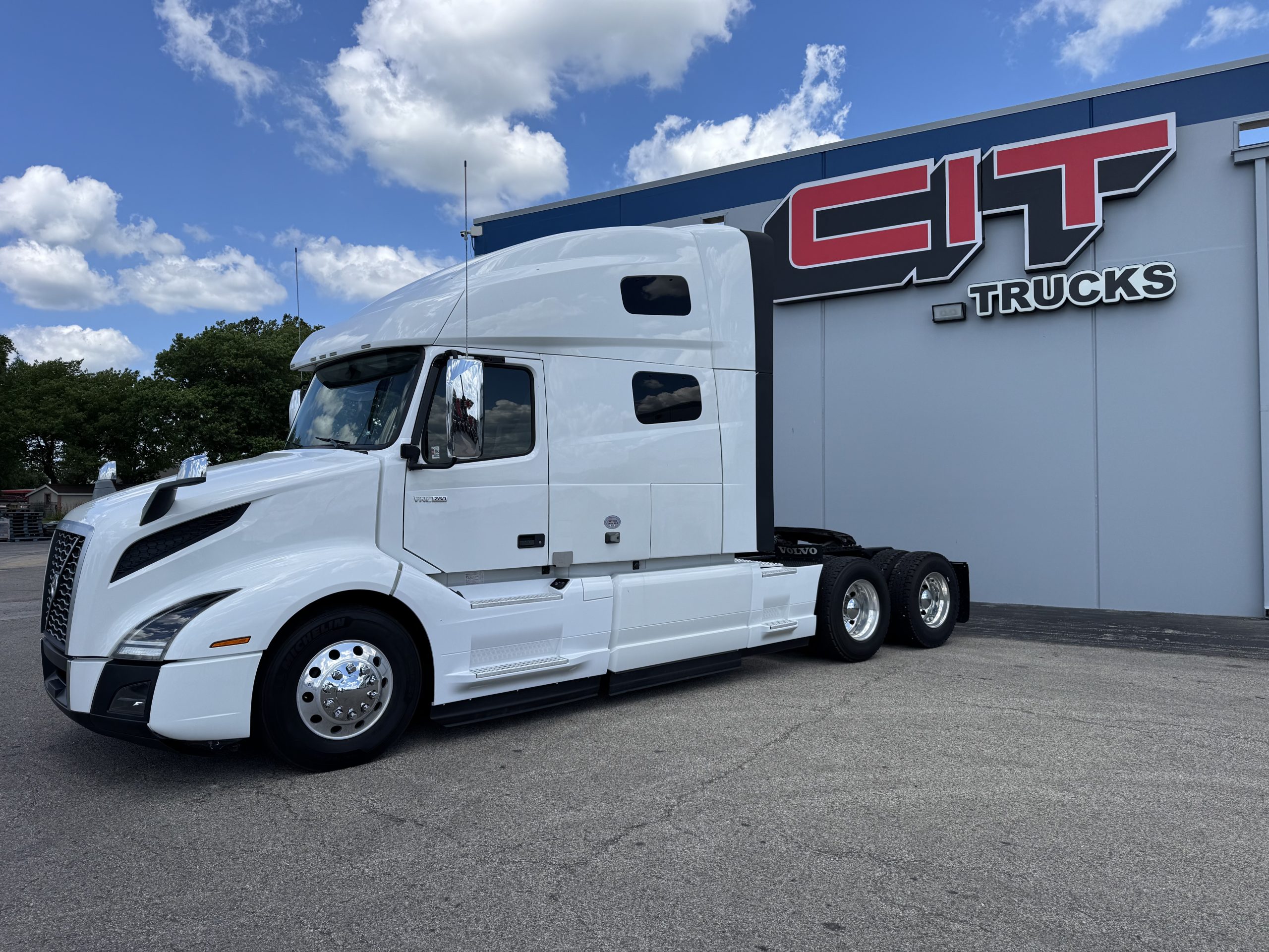 2020 VOLVO VNL760 - image 1 of 6