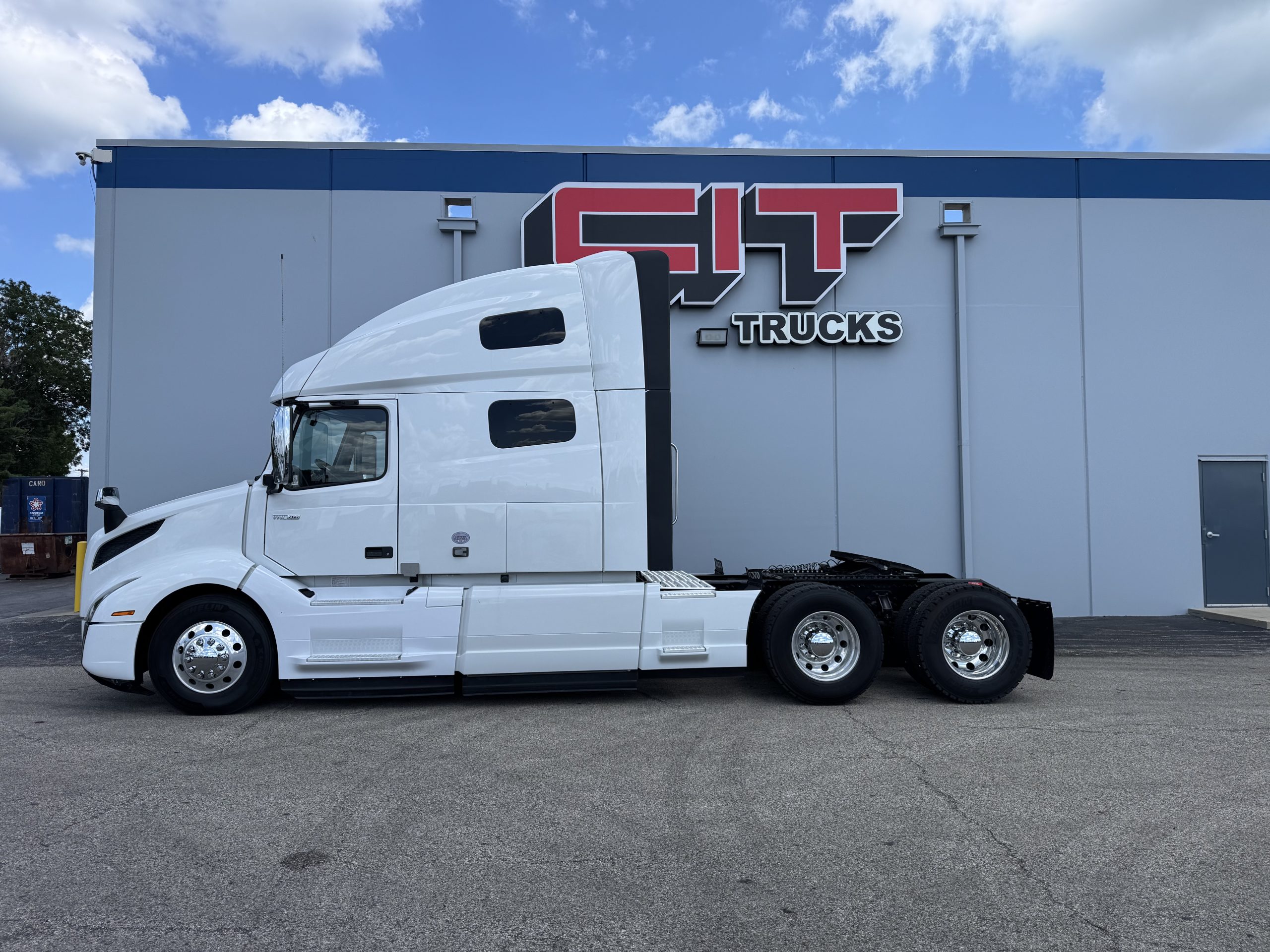 2020 VOLVO VNL760 - image 2 of 6