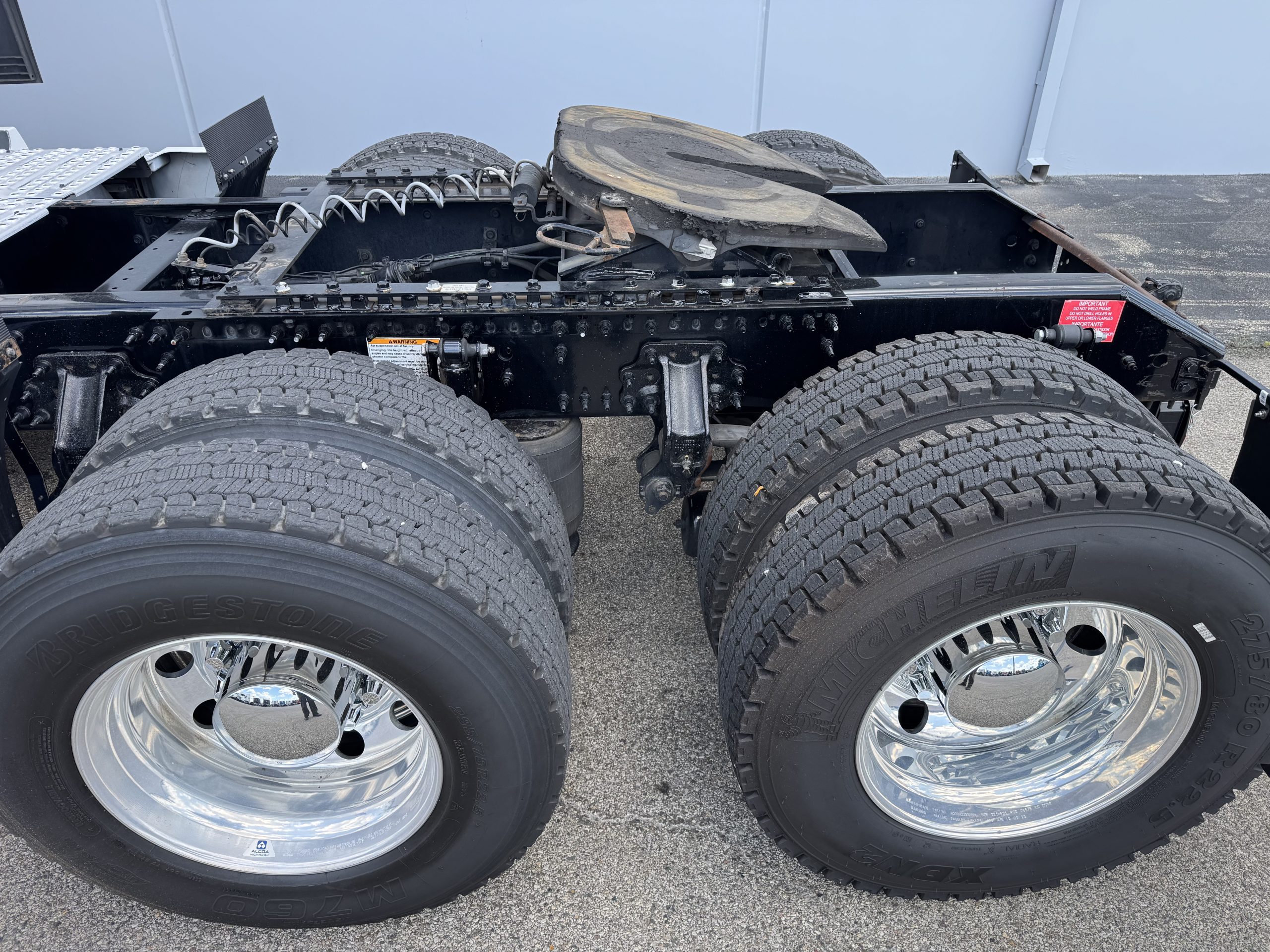 2020 VOLVO VNL760 - image 3 of 6