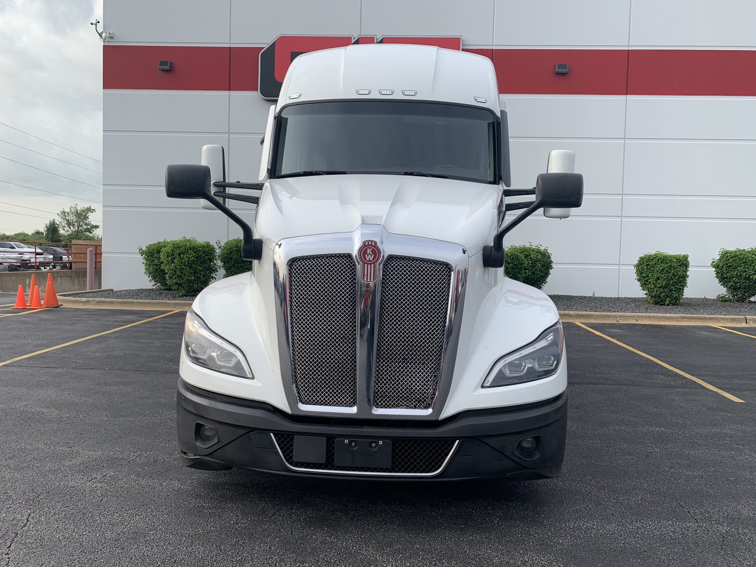 2023 KENWORTH T680 - image 2 of 6