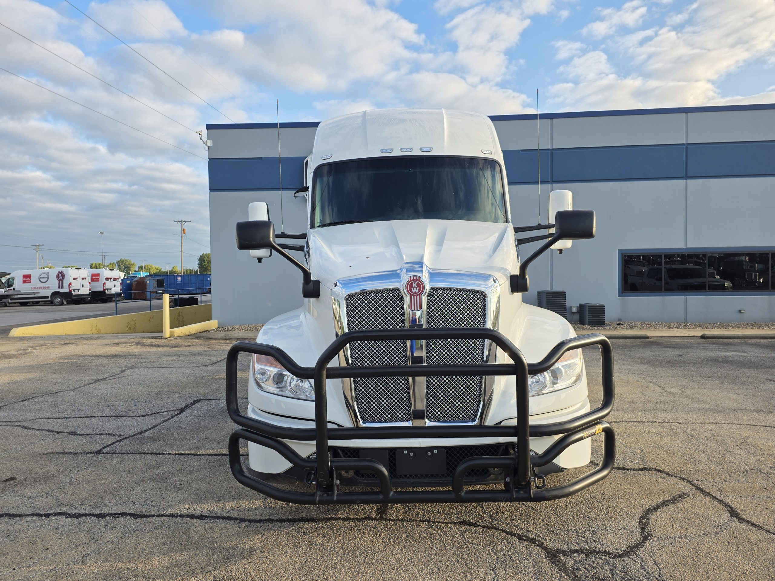 2023 KENWORTH T680 - image 2 of 6