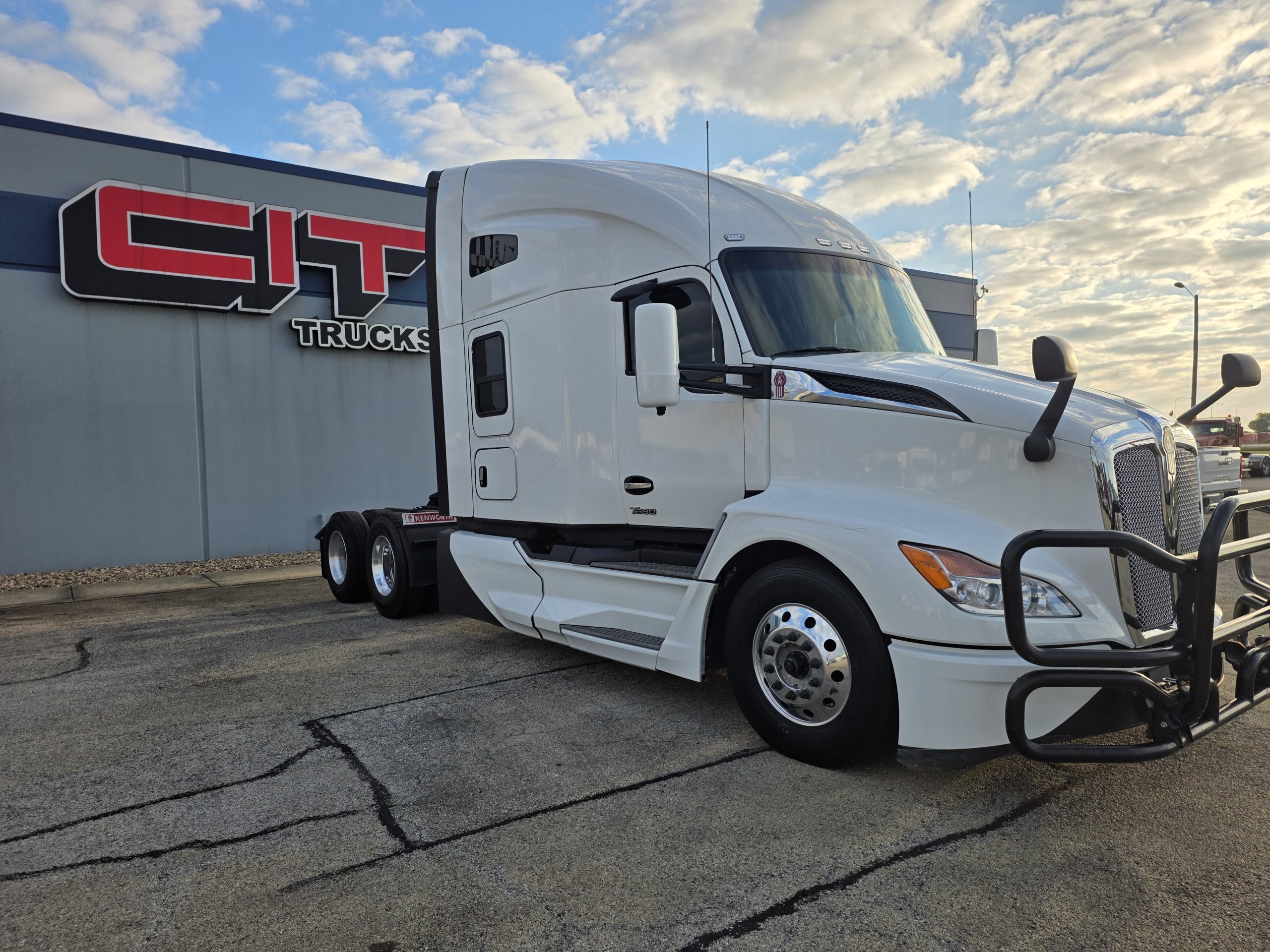 2023 KENWORTH T680 - image 3 of 6