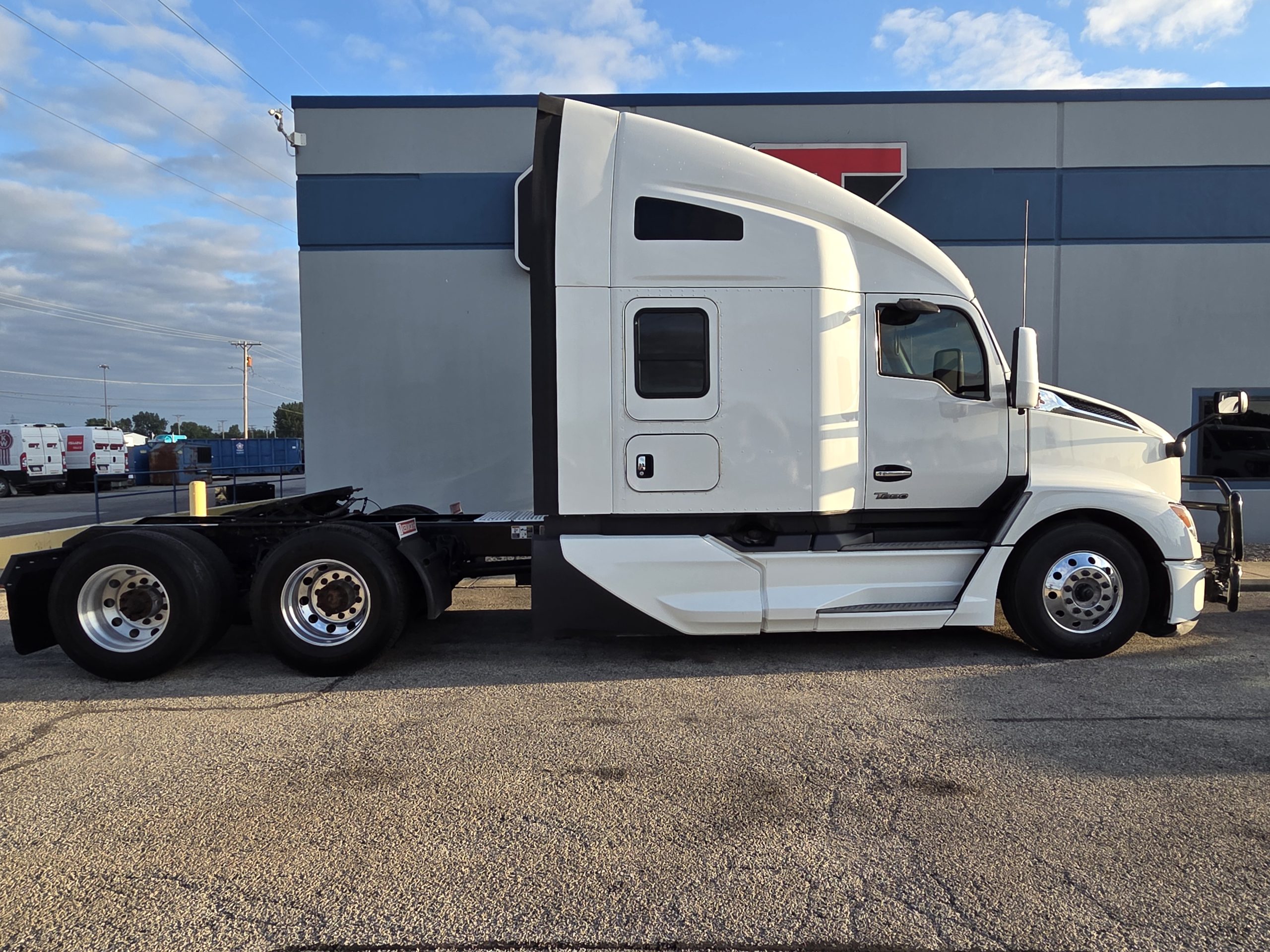 2023 KENWORTH T680 - image 4 of 6