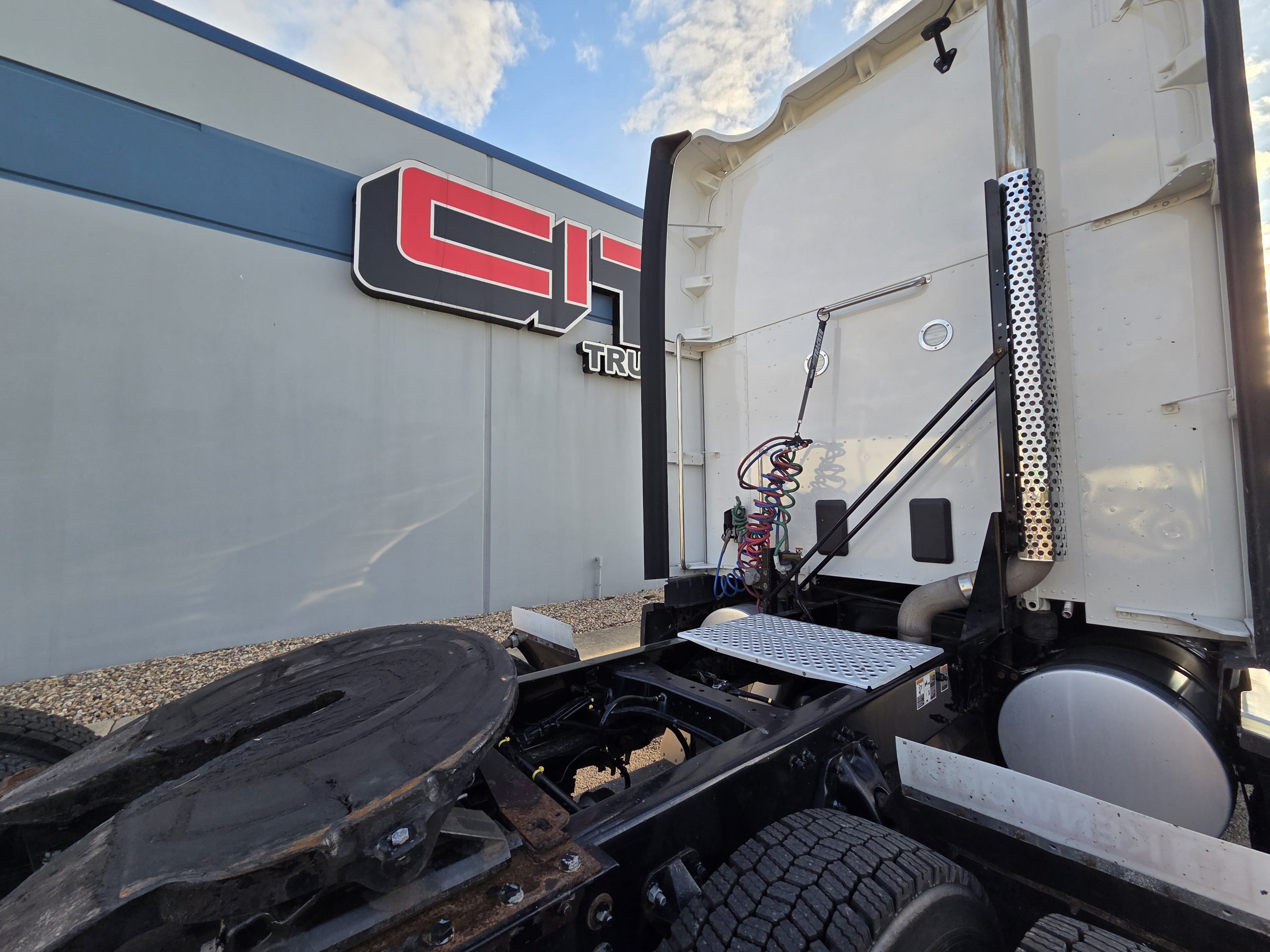 2023 KENWORTH T680 - image 5 of 6
