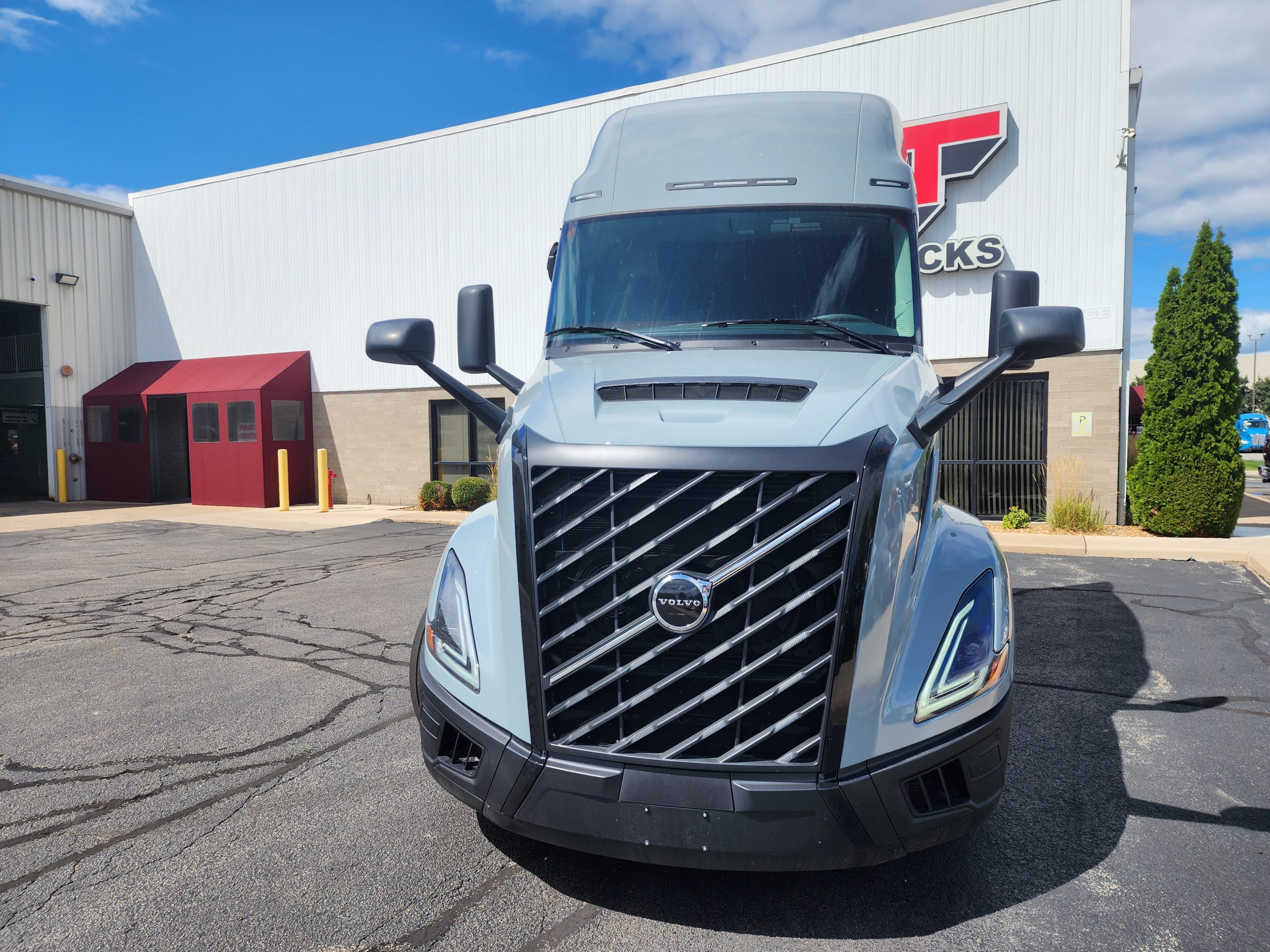 2026 VOLVO VNL860 - image 2 of 6