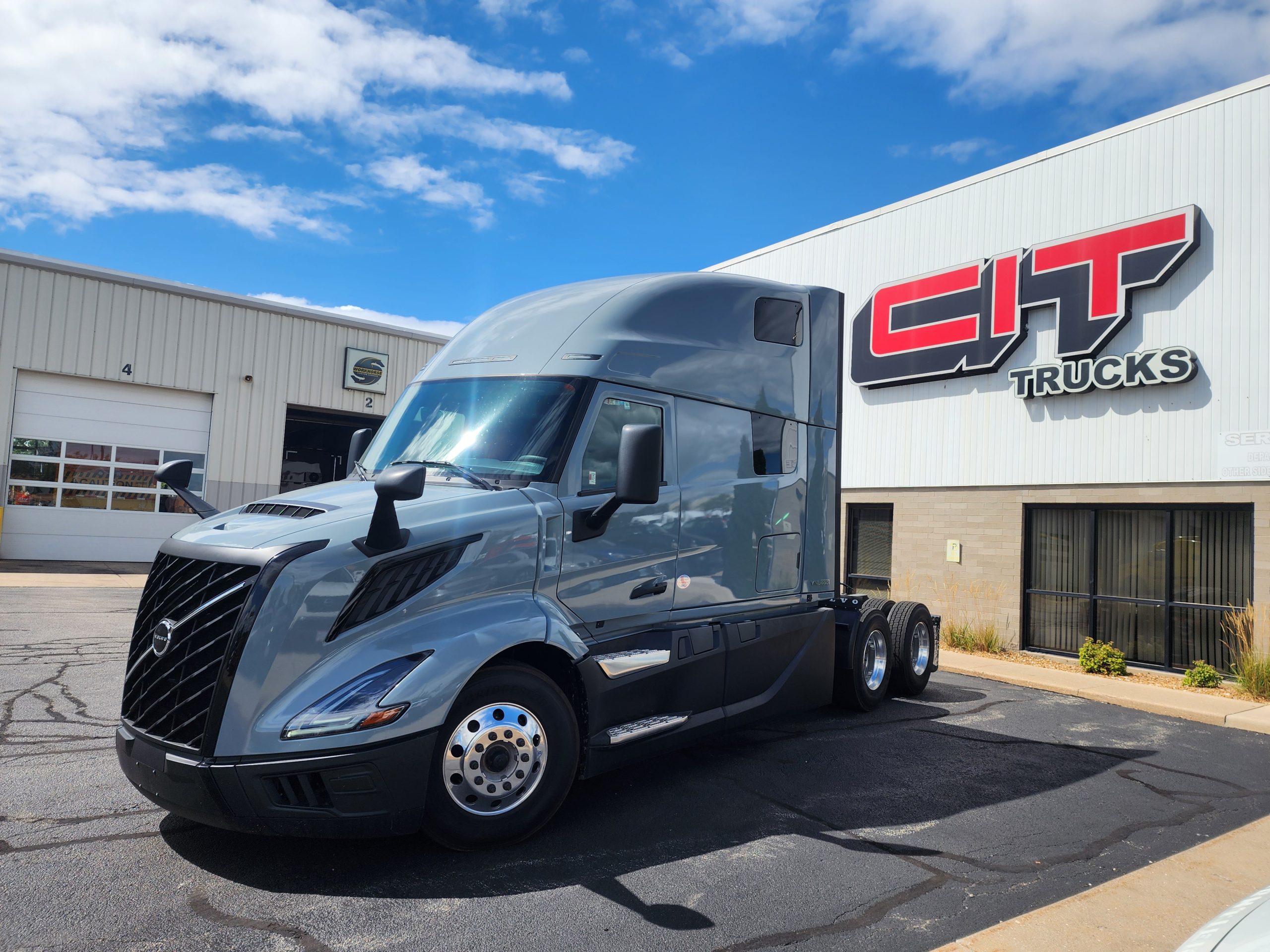 2026 VOLVO VNL860 - image 1 of 6