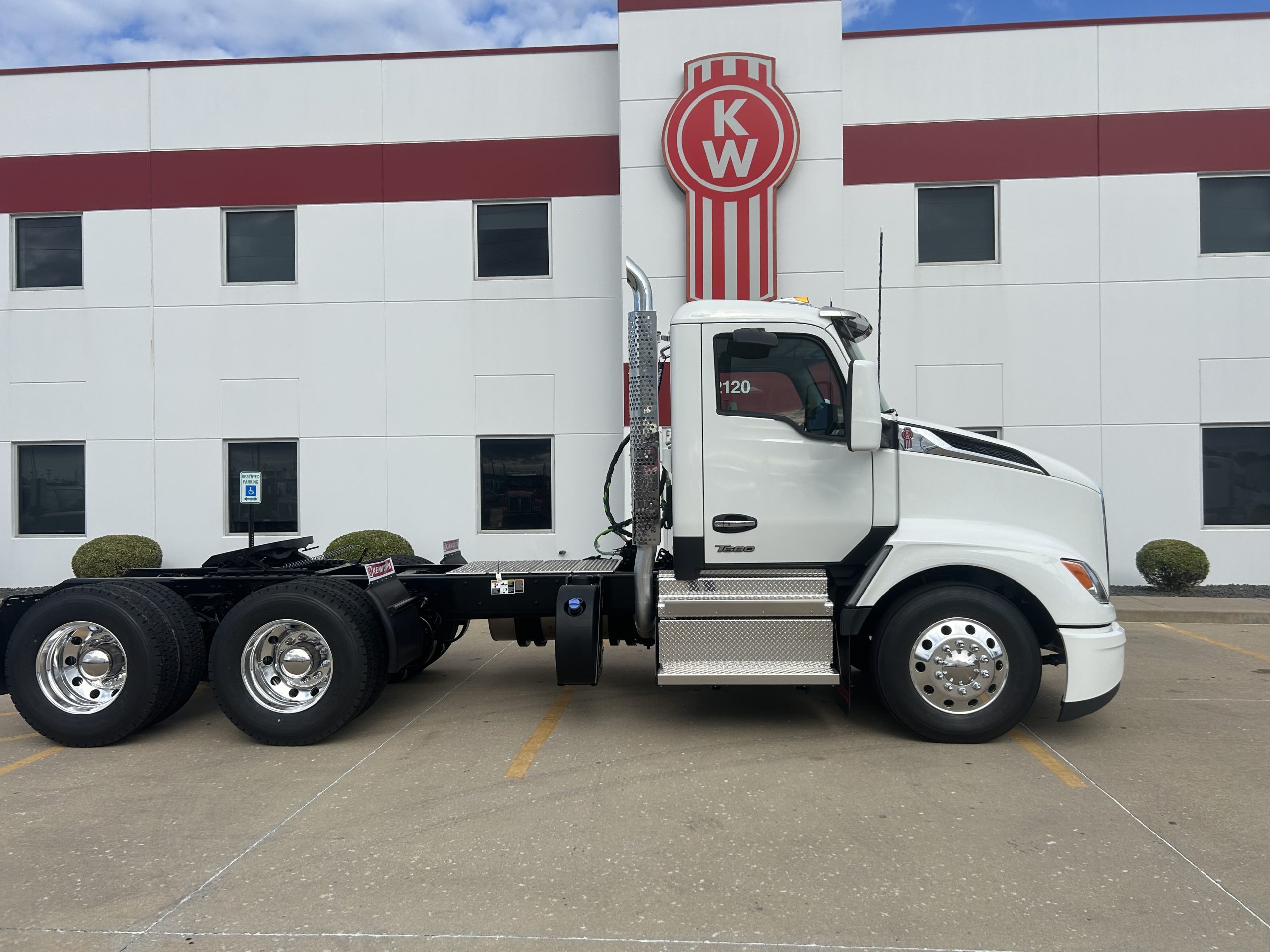 2026 KENWORTH T680 - image 3 of 6