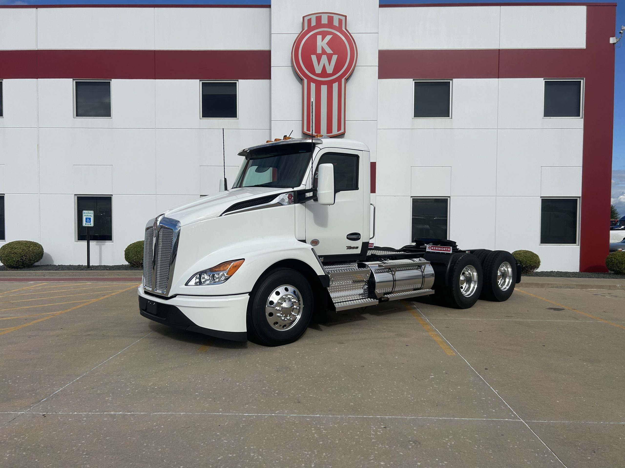 2026 KENWORTH T680 - image 1 of 6