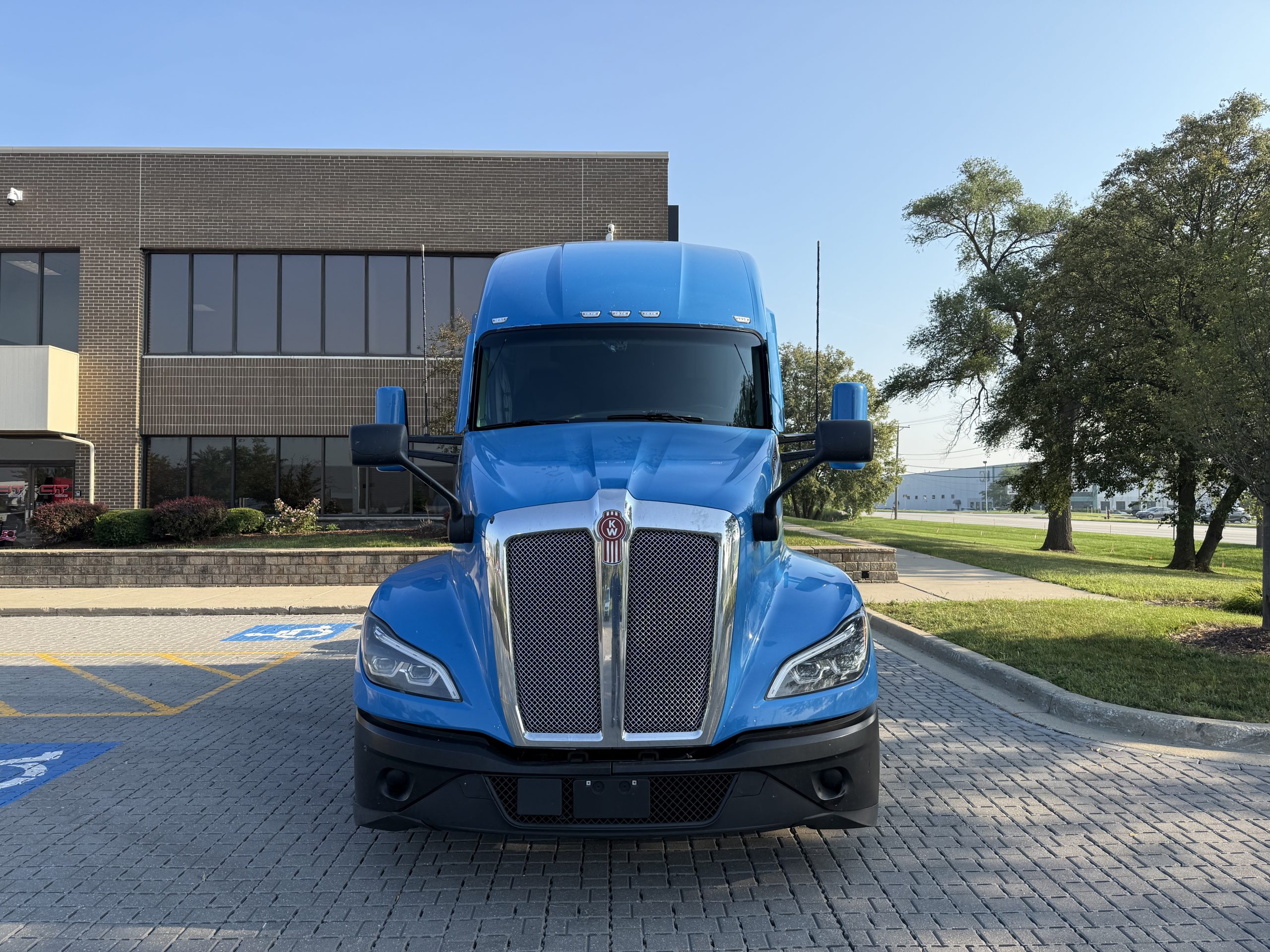2022 KENWORTH T680 - image 2 of 6