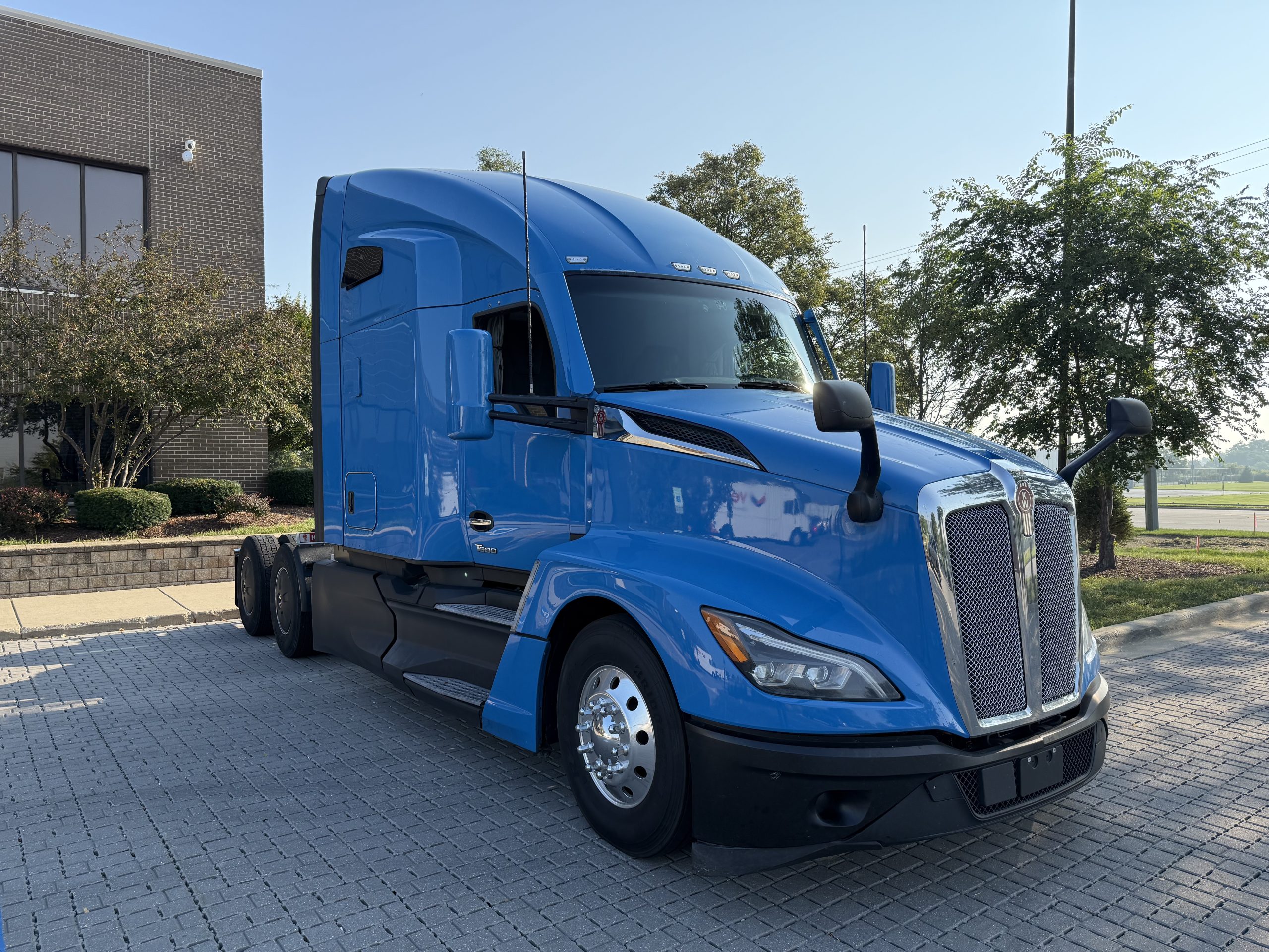 2022 KENWORTH T680 - image 3 of 6