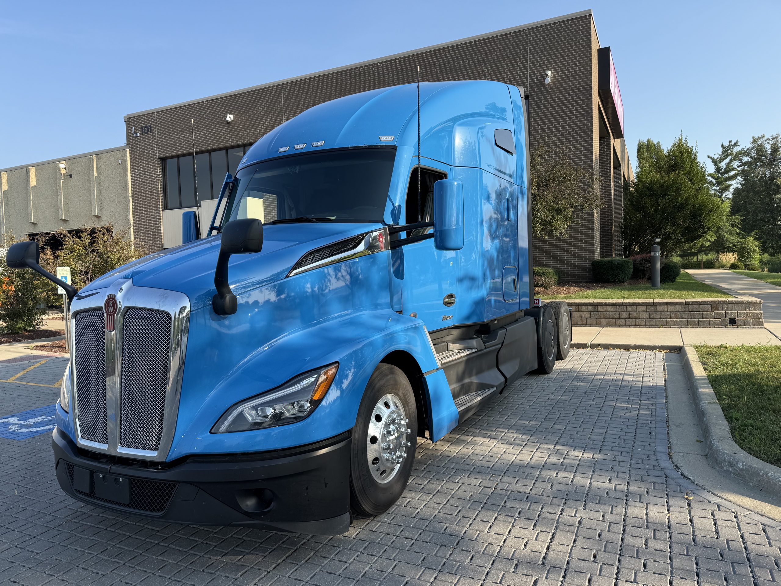 2022 KENWORTH T680 - image 1 of 6
