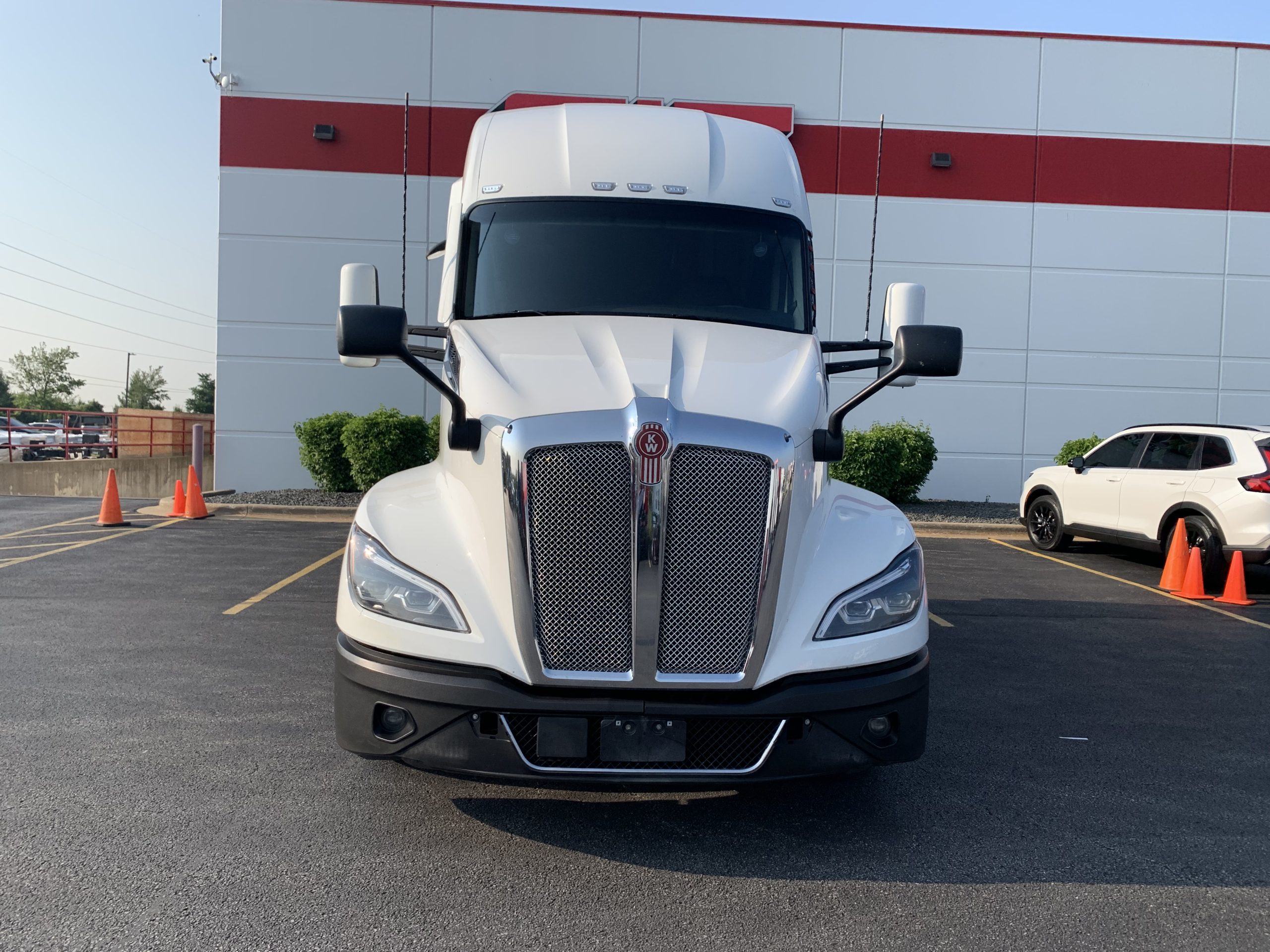 2023 KENWORTH T680 - image 2 of 6