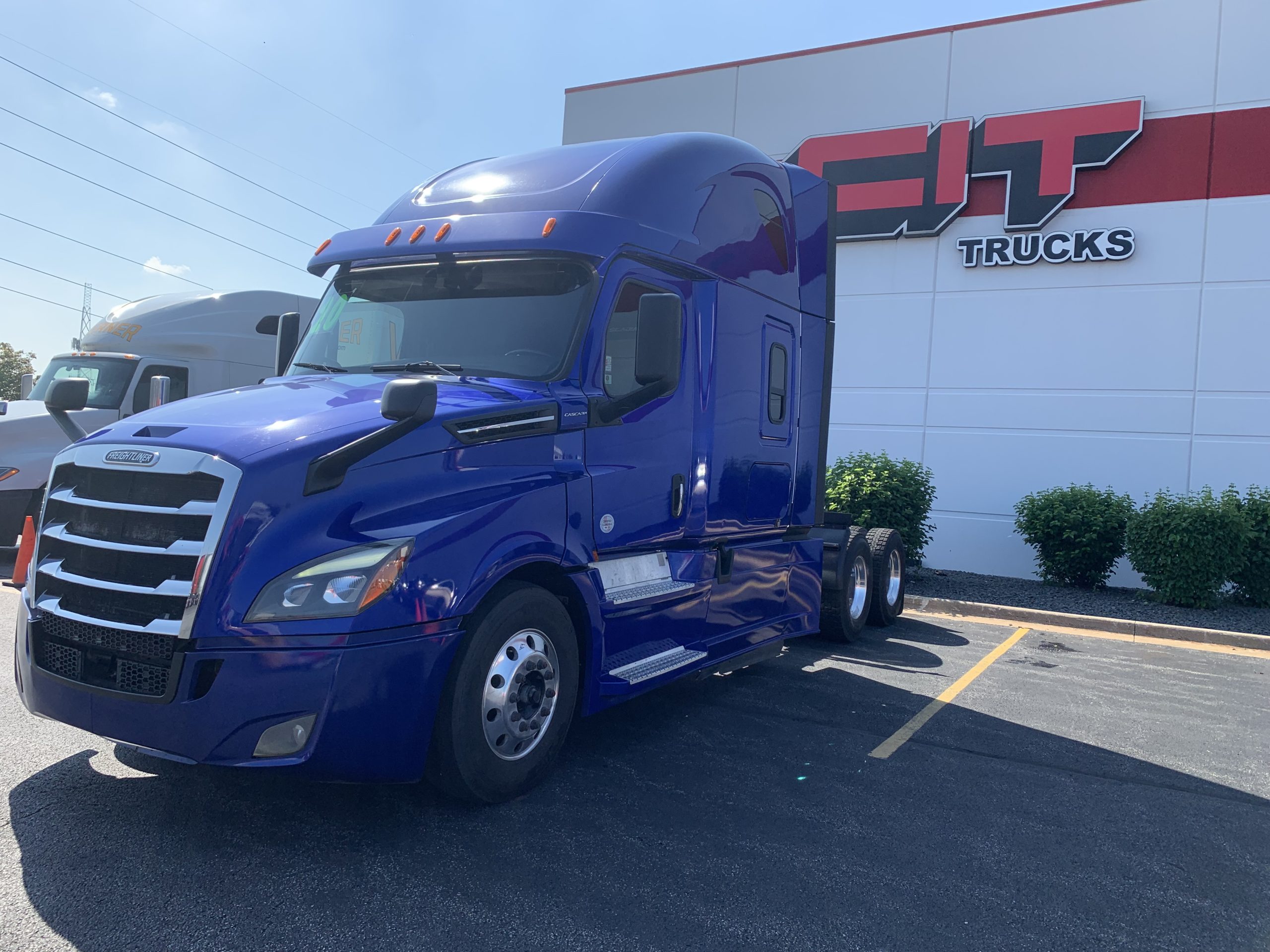 2020 FREIGHTLINER CASCADIA - image 1 of 6