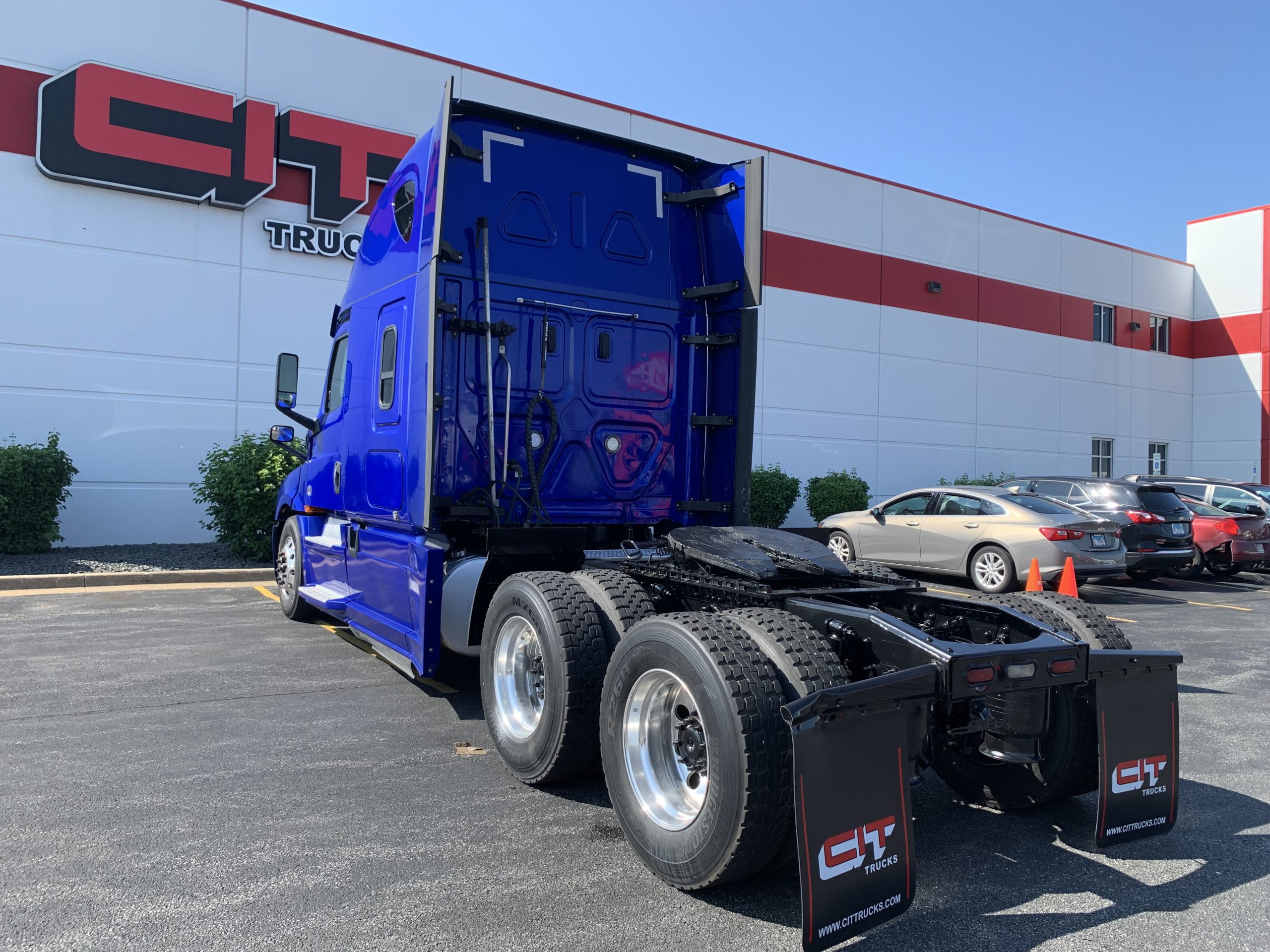 2020 FREIGHTLINER CASCADIA - image 2 of 6