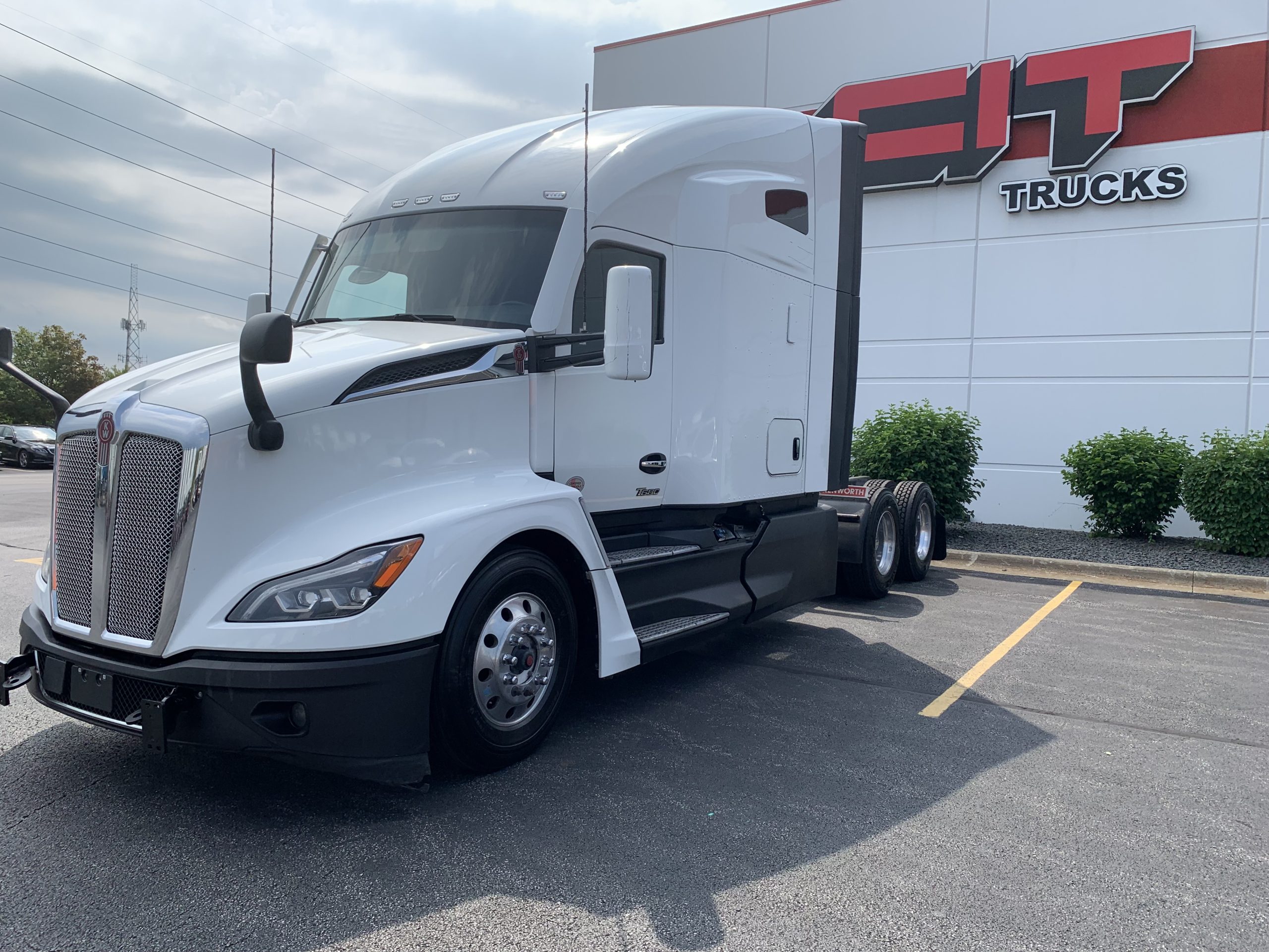2023 KENWORTH T680 - image 2 of 6