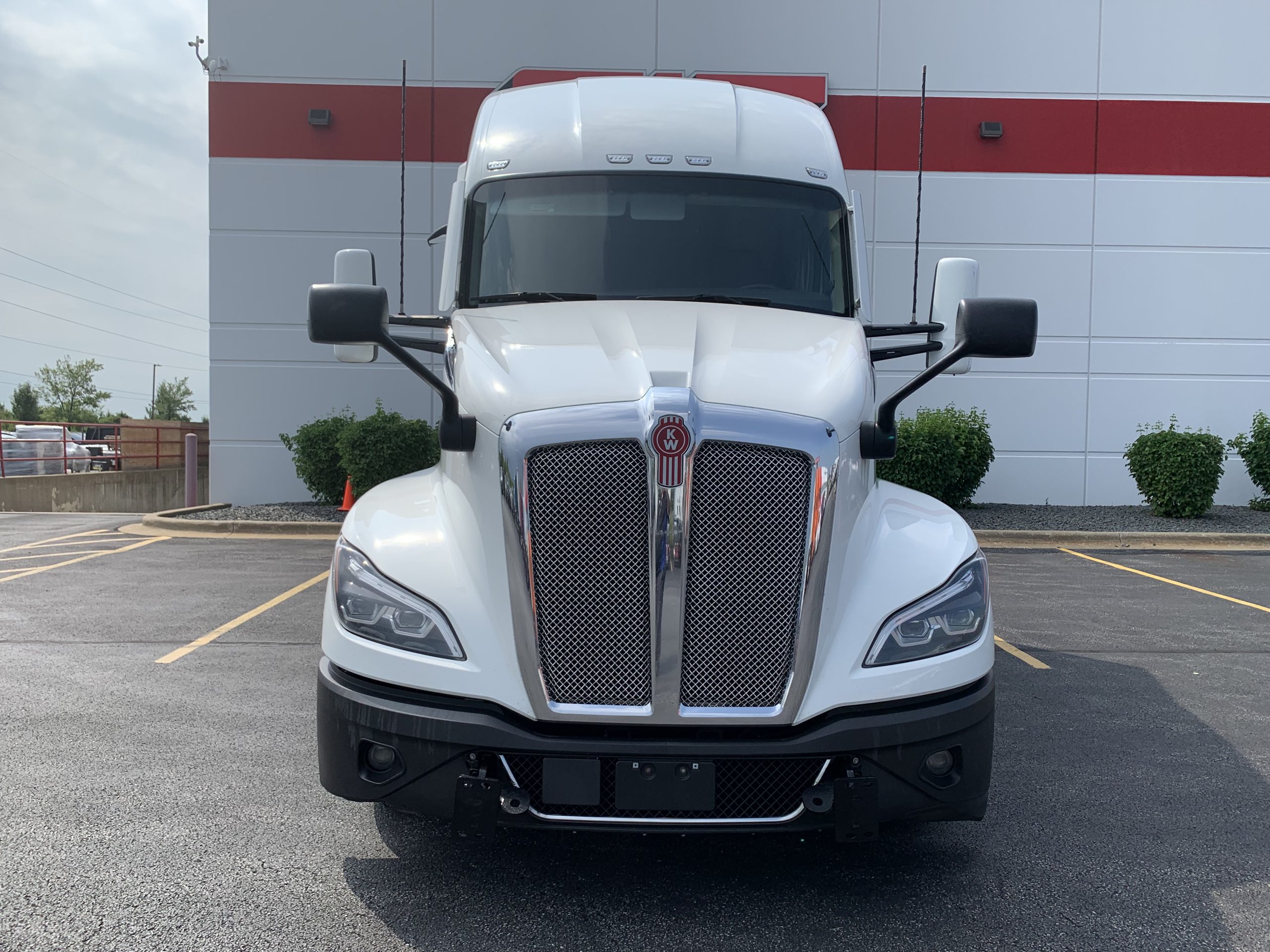 2023 KENWORTH T680 - image 3 of 6