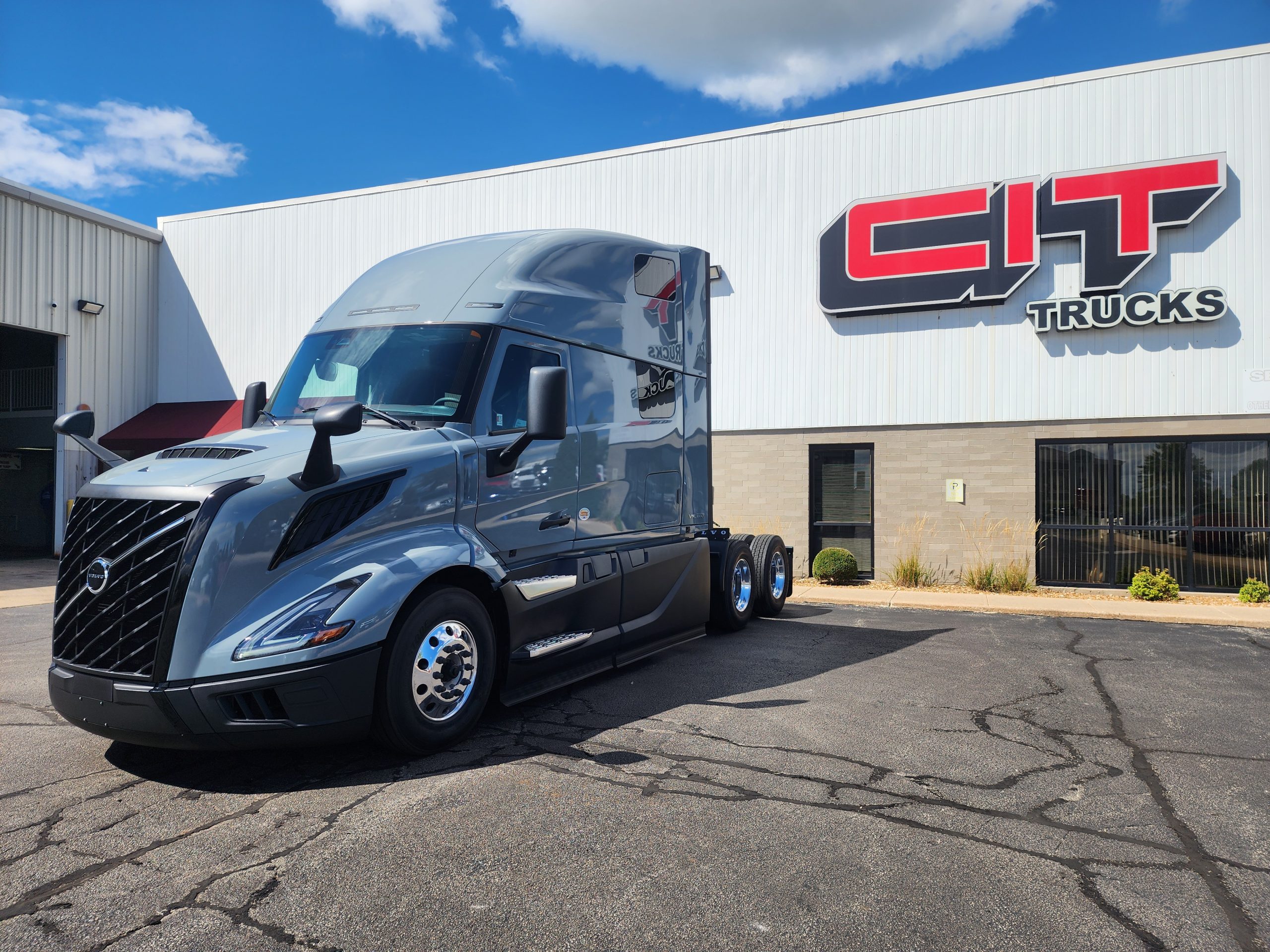 2026 VOLVO VNL860 - image 2 of 6