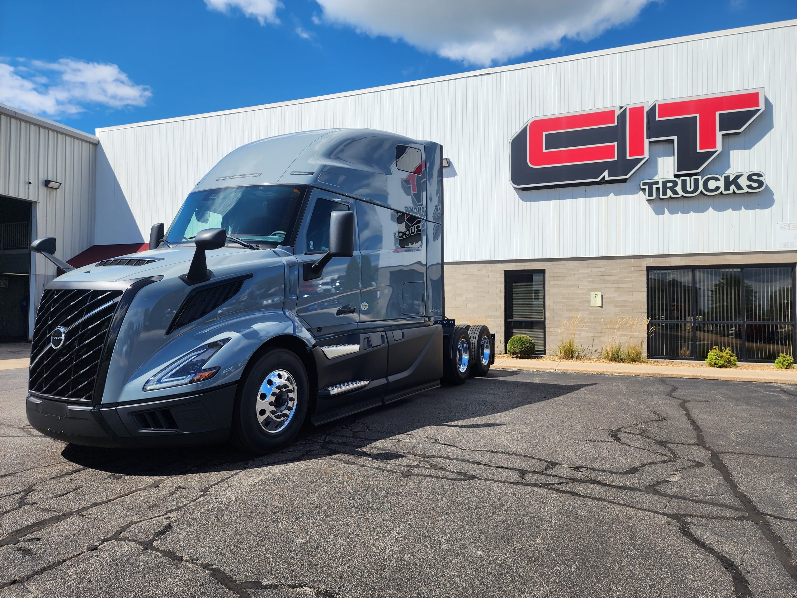 2026 VOLVO VNL860 - image 1 of 6