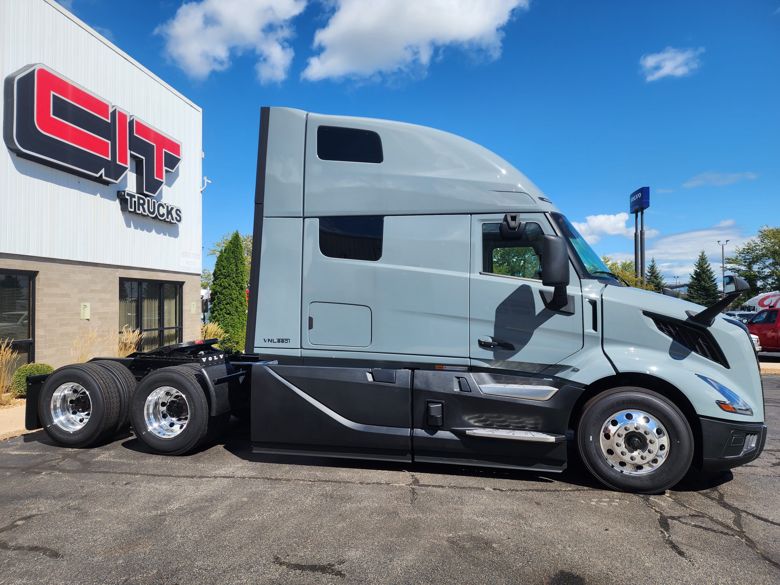 2026 VOLVO VNL860 - image 4 of 6