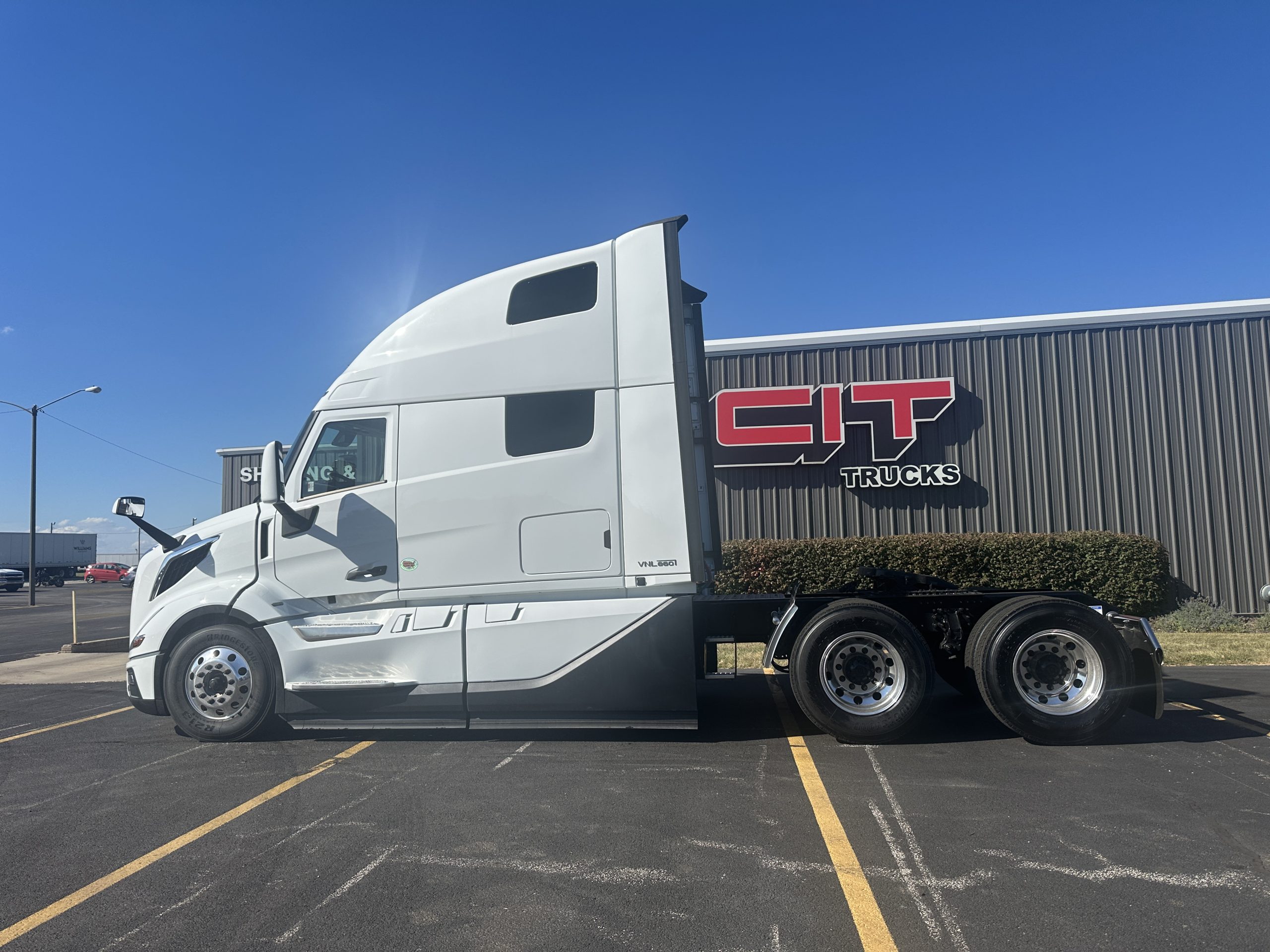 2026 VOLVO VNL860 - image 2 of 6