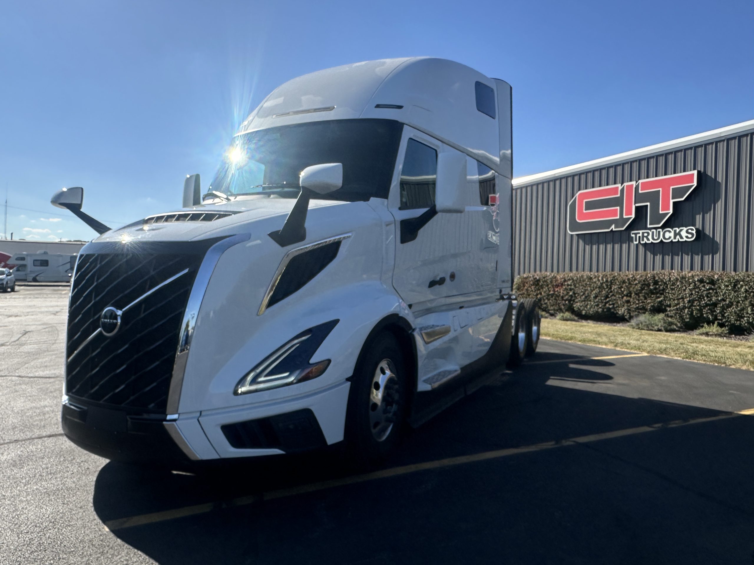 2026 VOLVO VNL860 - image 1 of 6