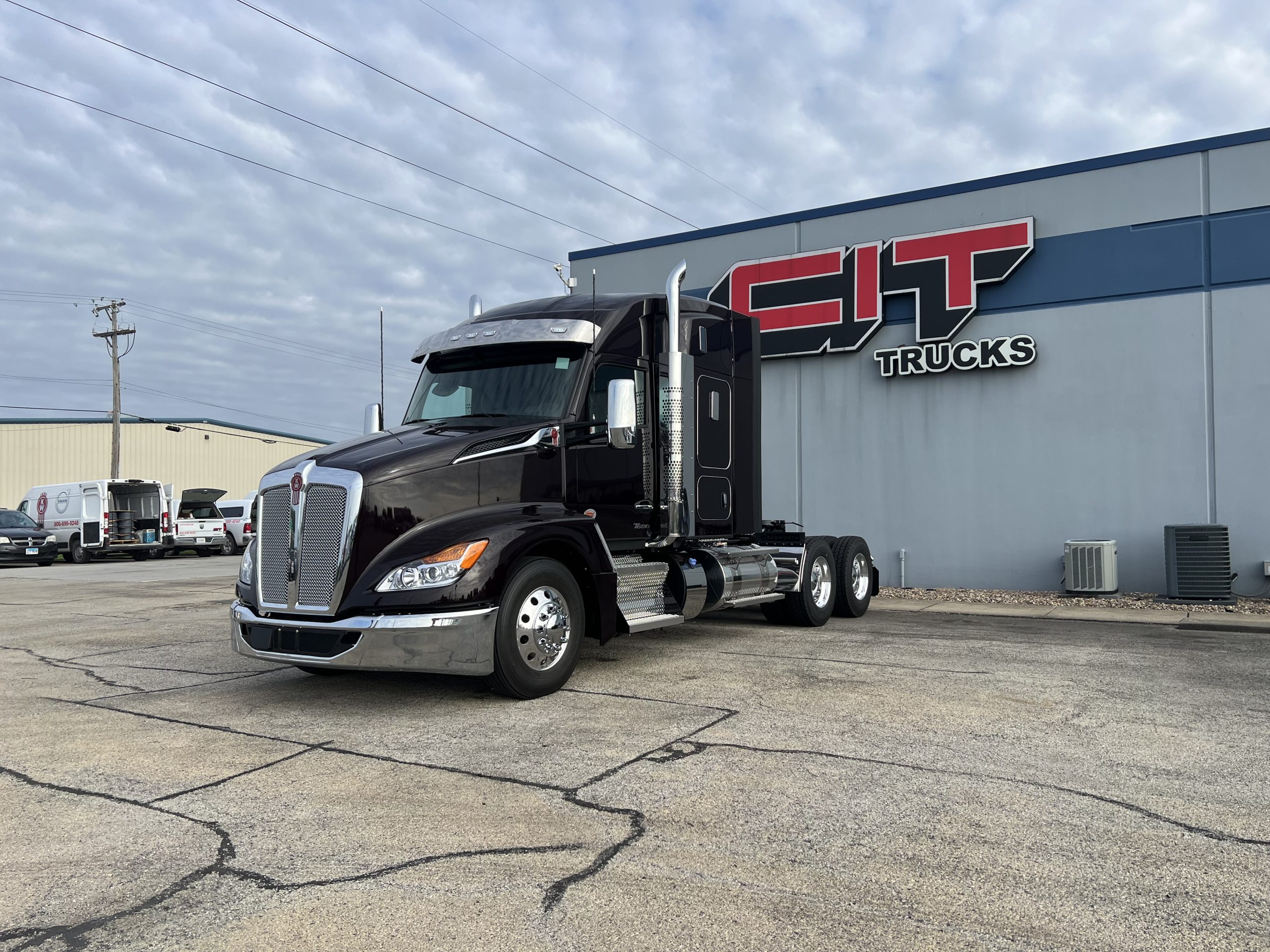 2026 KENWORTH T680 - image 1 of 6