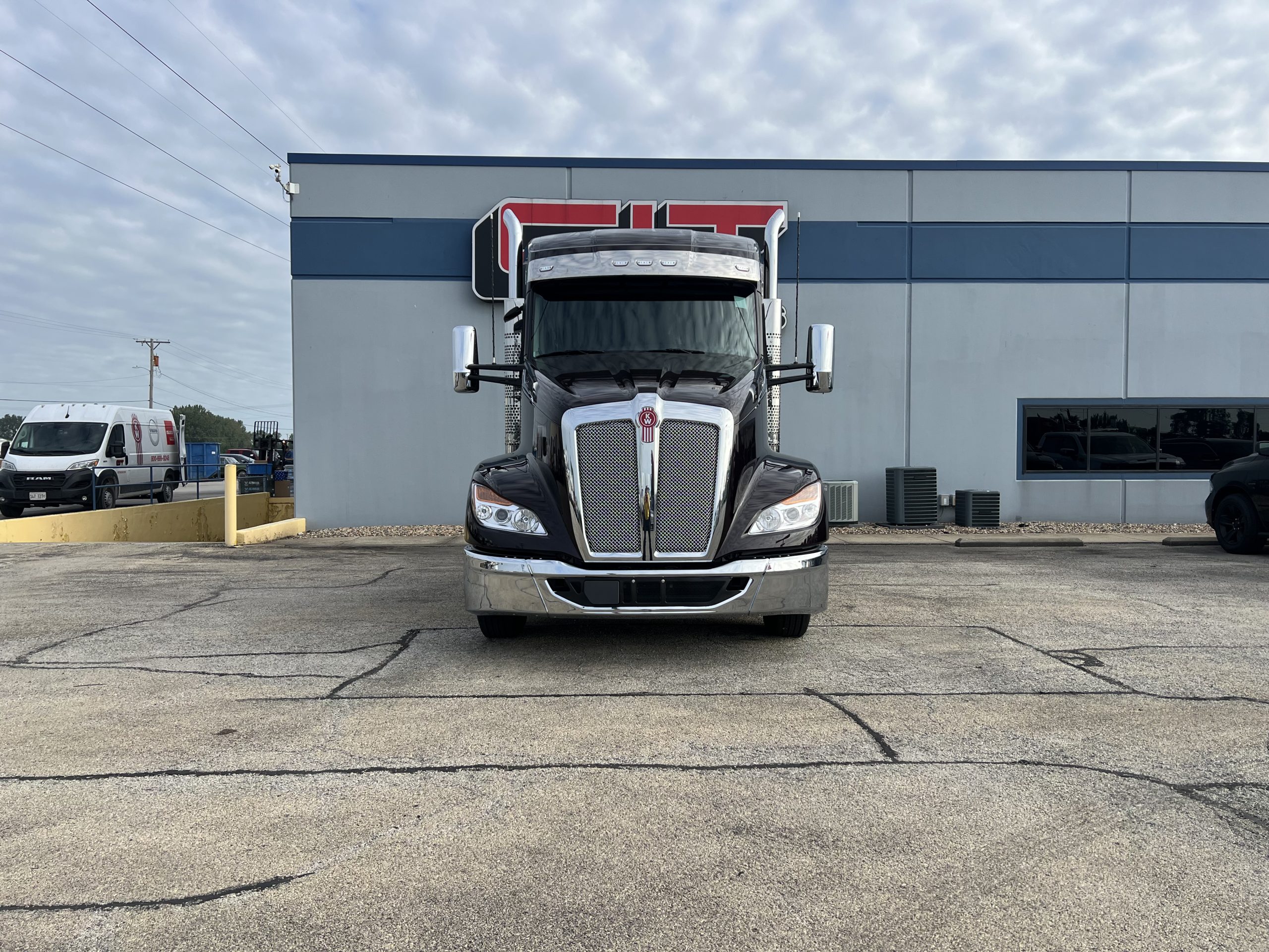 2026 KENWORTH T680 - image 2 of 6