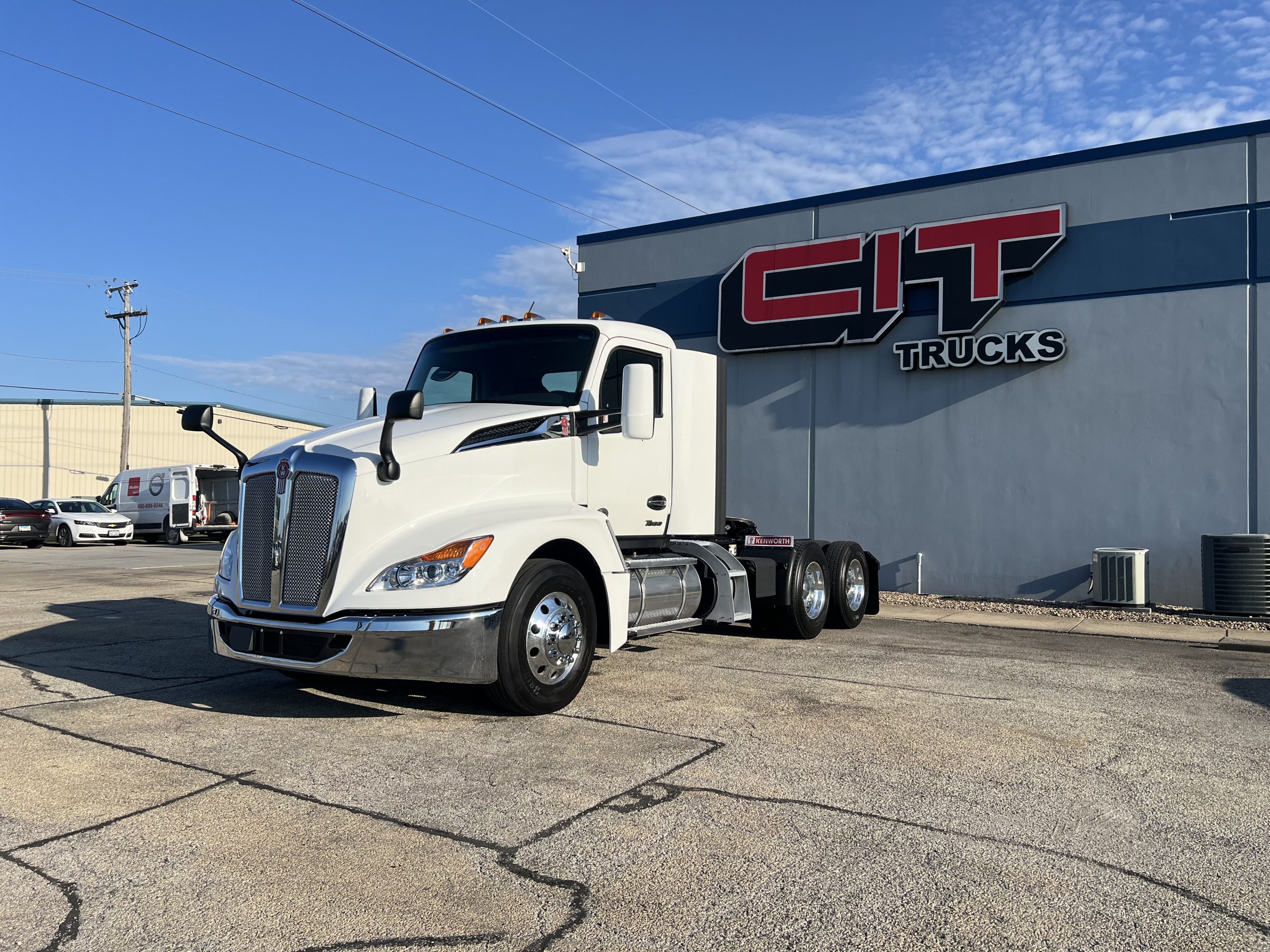 2024 KENWORTH T680 - image 2 of 6