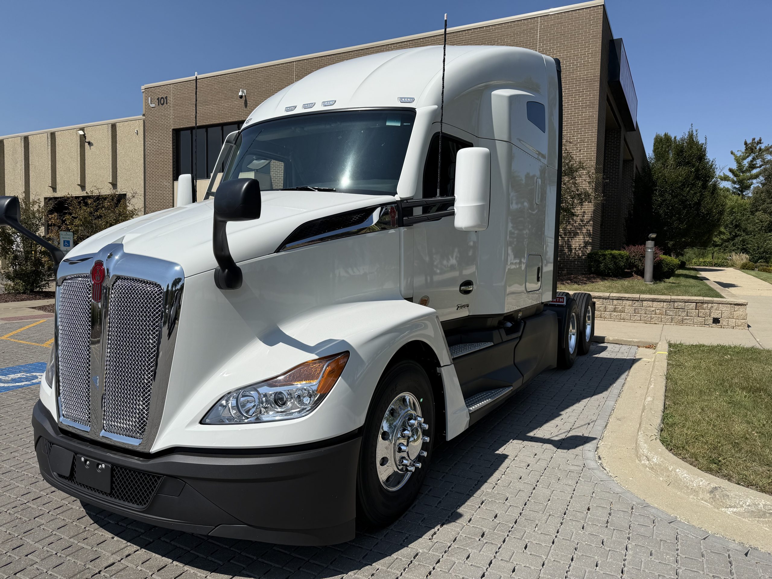 2026 KENWORTH T680 - image 1 of 6