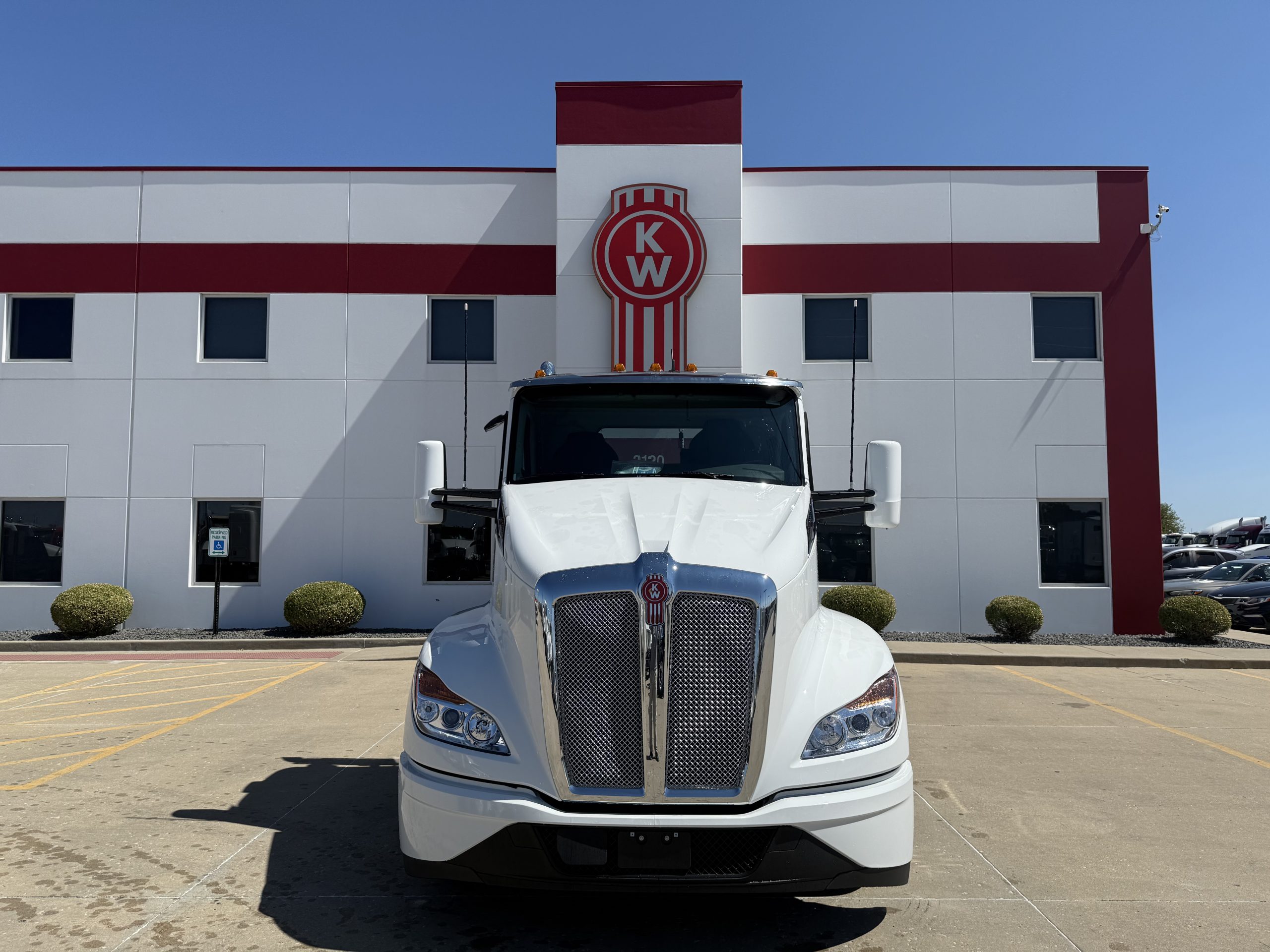 2026 KENWORTH T680 - image 2 of 6