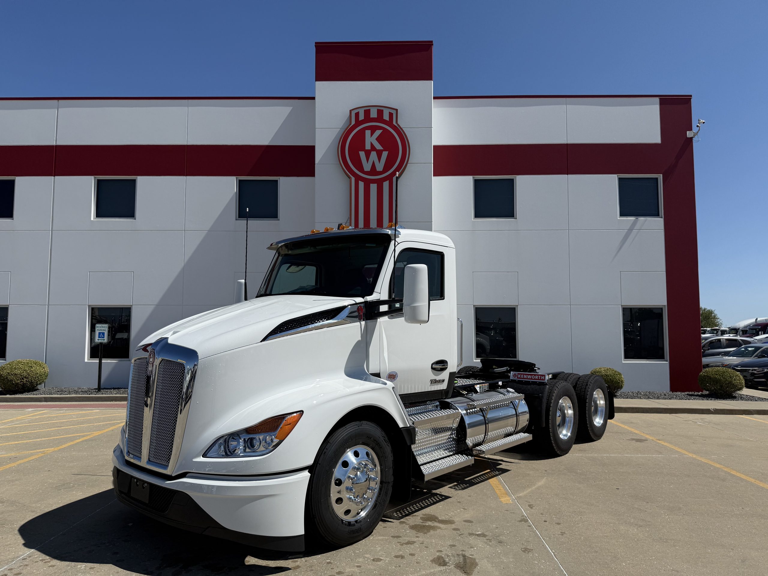 2026 KENWORTH T680 - image 1 of 6